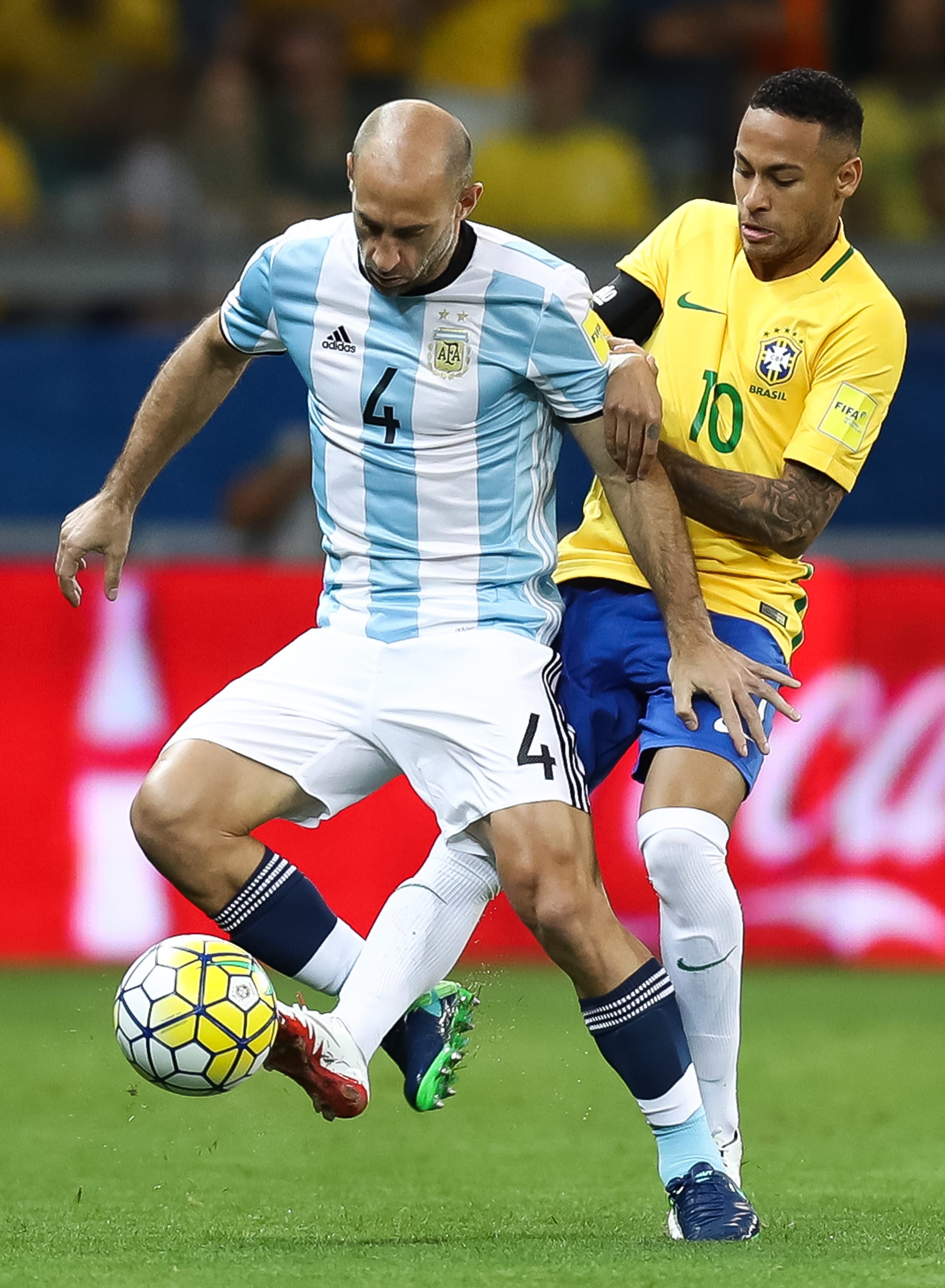 שחקן נבחרת ארגנטינה פאבלו סבאלטה מול שחקן נבחרת ברזיל ניימאר