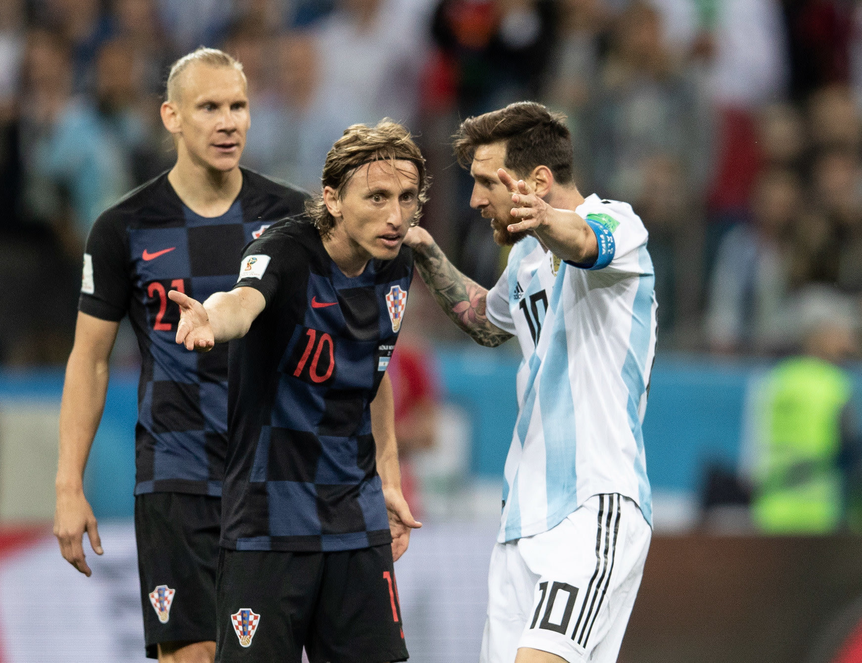 מונדיאל 2018: ליאונל מסי, נבחרת ארגנטינה, עם לוקה מודריץ', נבחרת קרואטיה