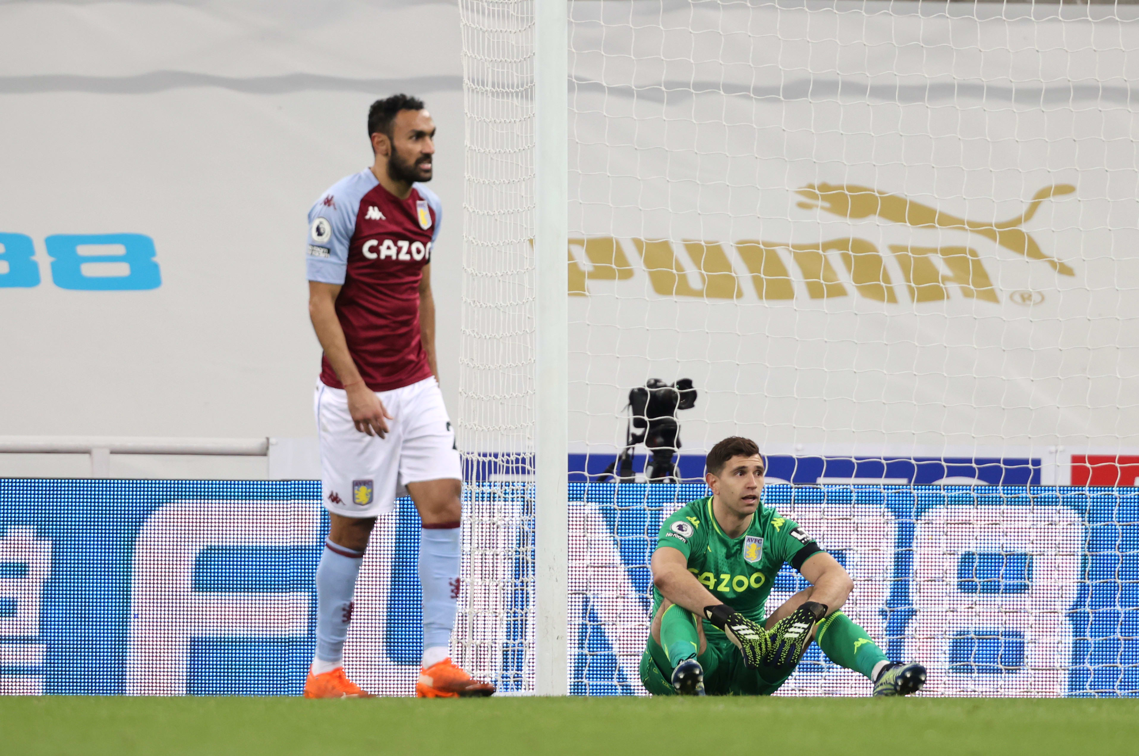 שחקן אסטון וילה אחמד אלמוחמדי עם השוער אמיליאנו מרטינס