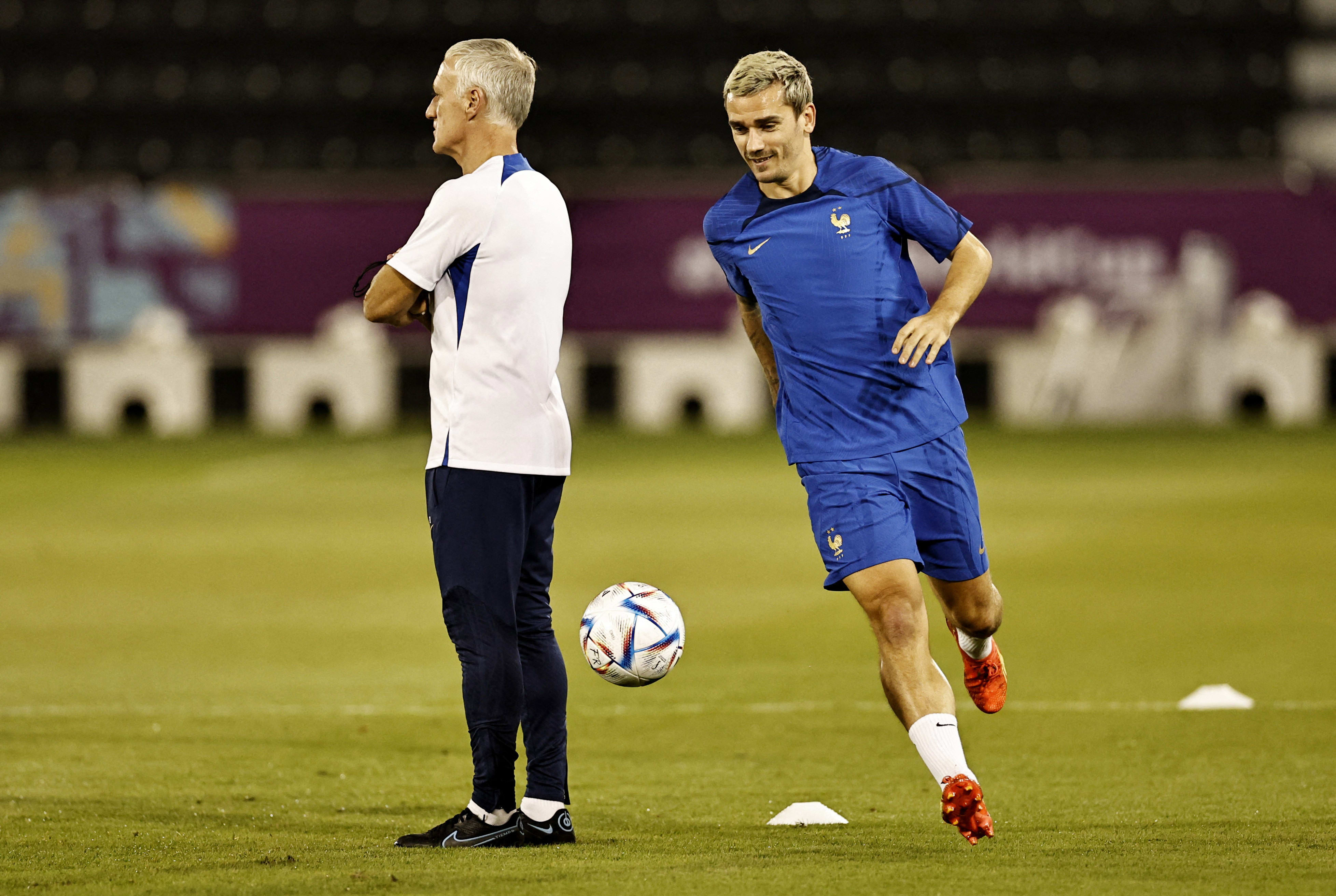 אנטואן גריזמן באימון נבחרת צרפת ליד המאמן דידייה דשאן