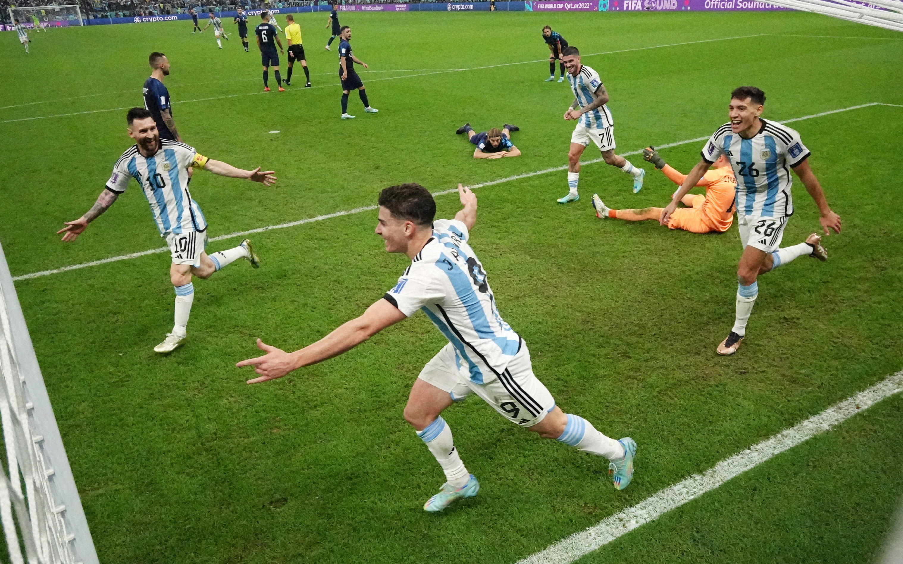 ליאונל מסי ושחקני נבחרת ארגנטינה חוגגים עם חוליאן אלברס