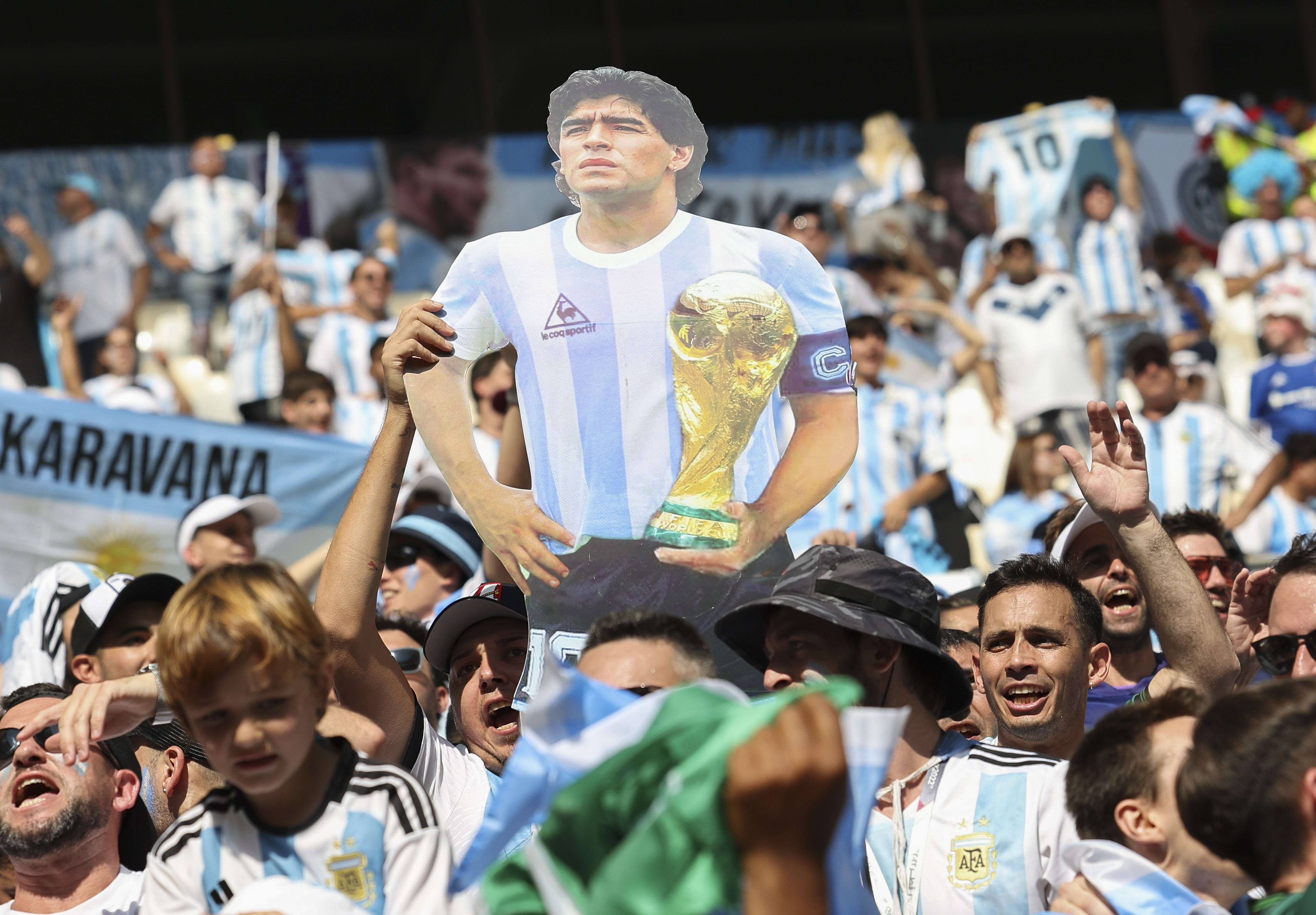 אוהדי נבחרת ארגנטינה עם פלקט של דייגו מראדונה