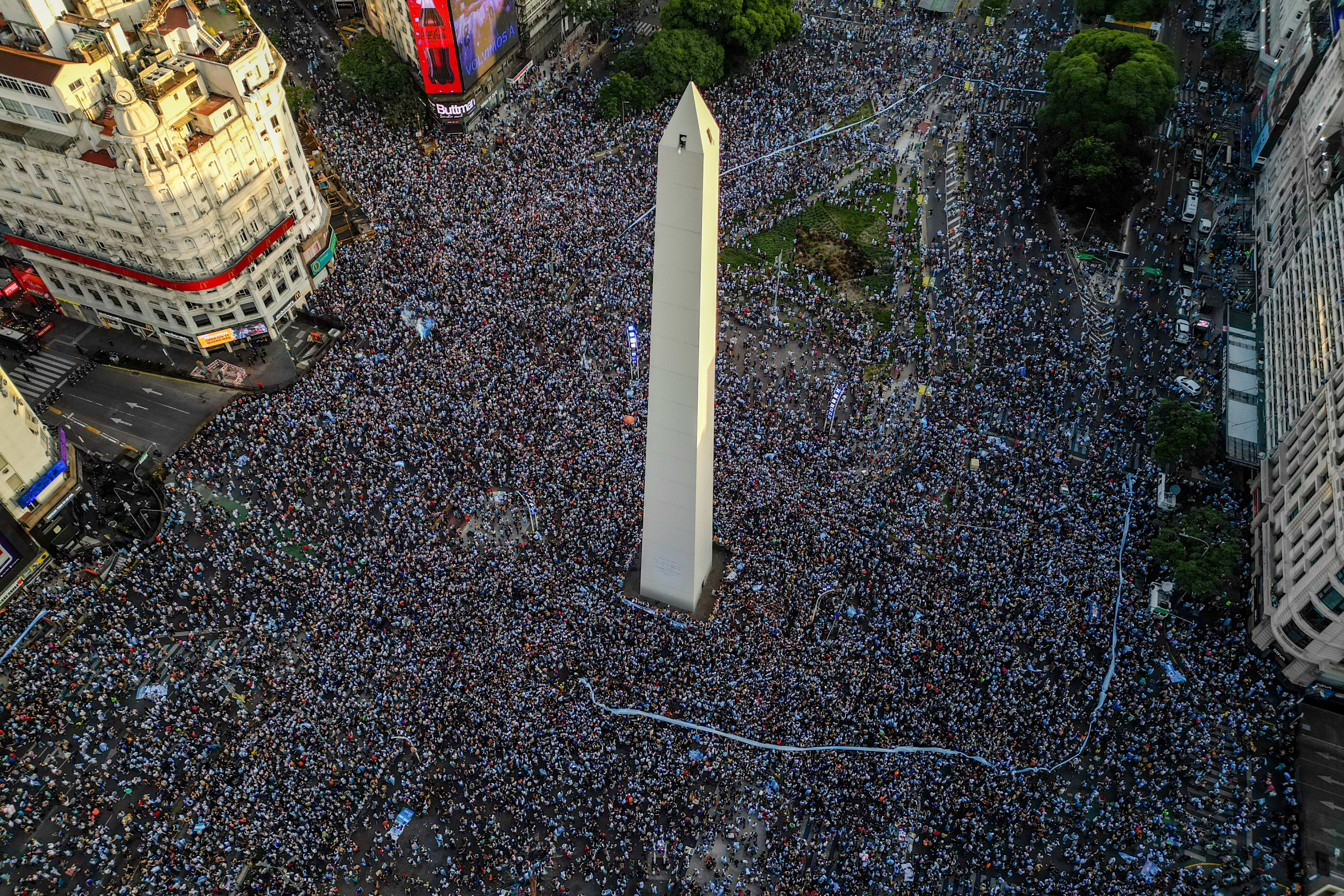 אוהדי נבחרת ארגנטינה חוגגים העפלה לגמר המונדיאל בעיר בואנוס איירס