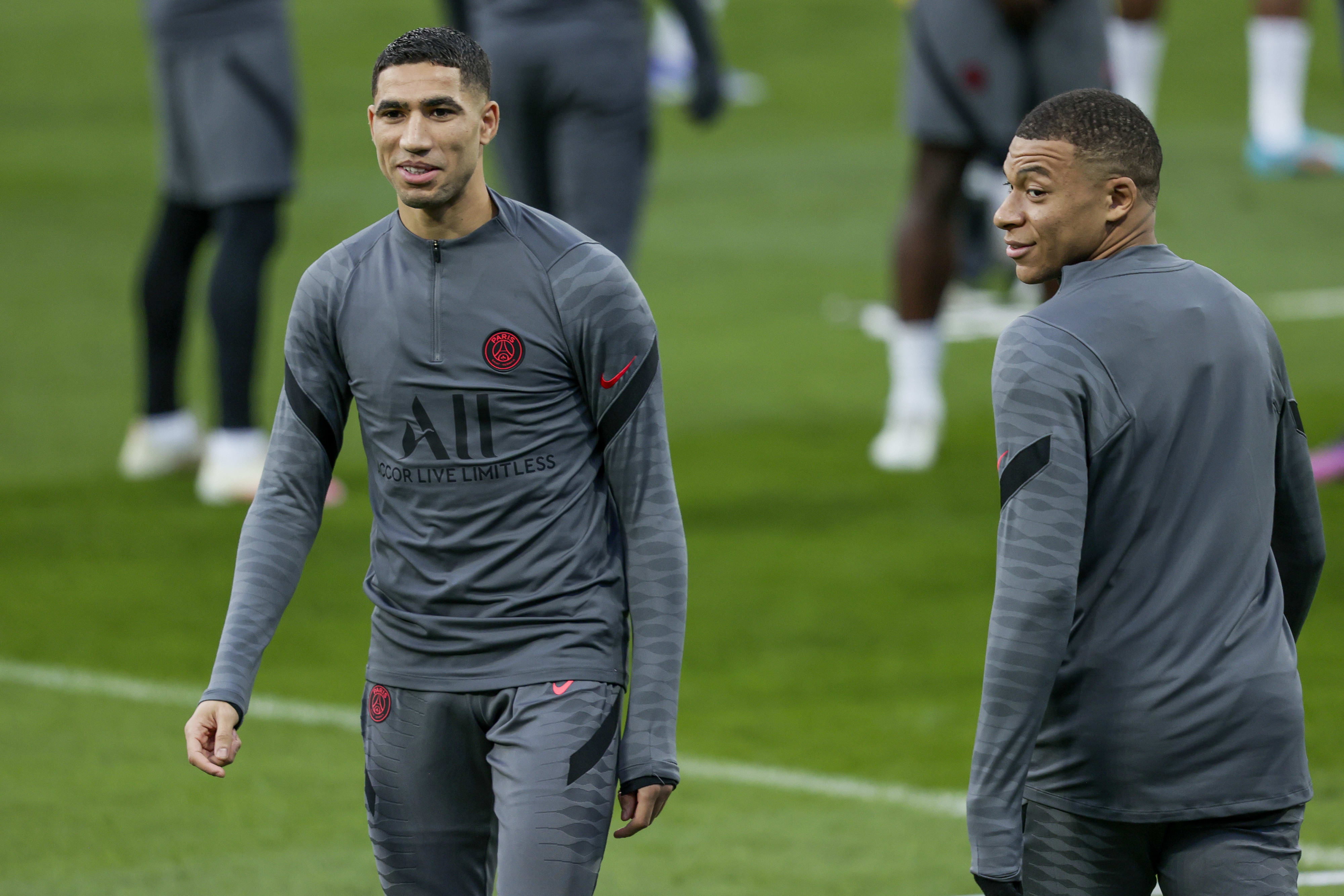 קיליאן אמבפה עם אשרף חכימי שחקני פריז סן ז'רמן