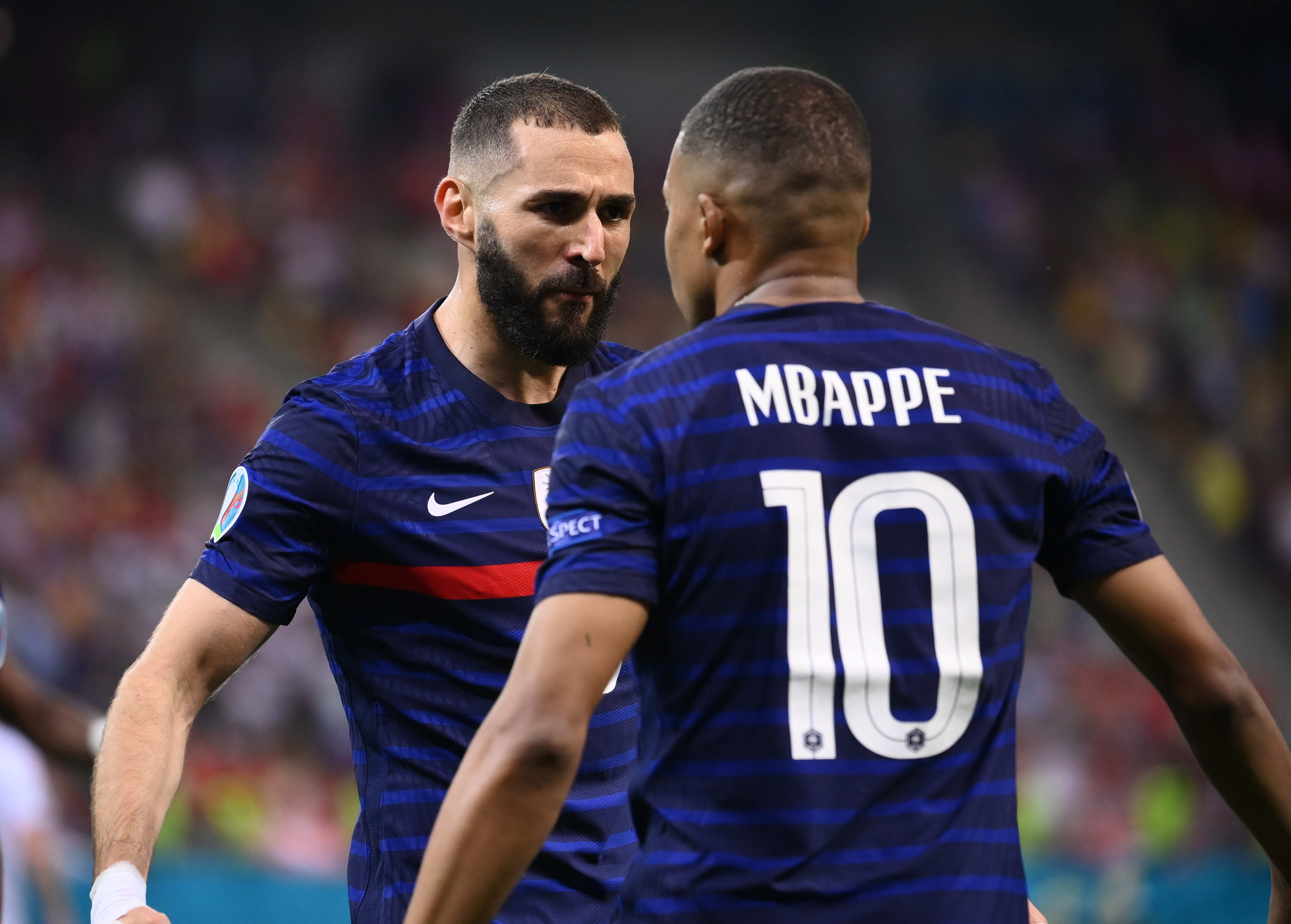 קארים בנזמה שחקן נבחרת צרפת עם קיליאן אמבפה