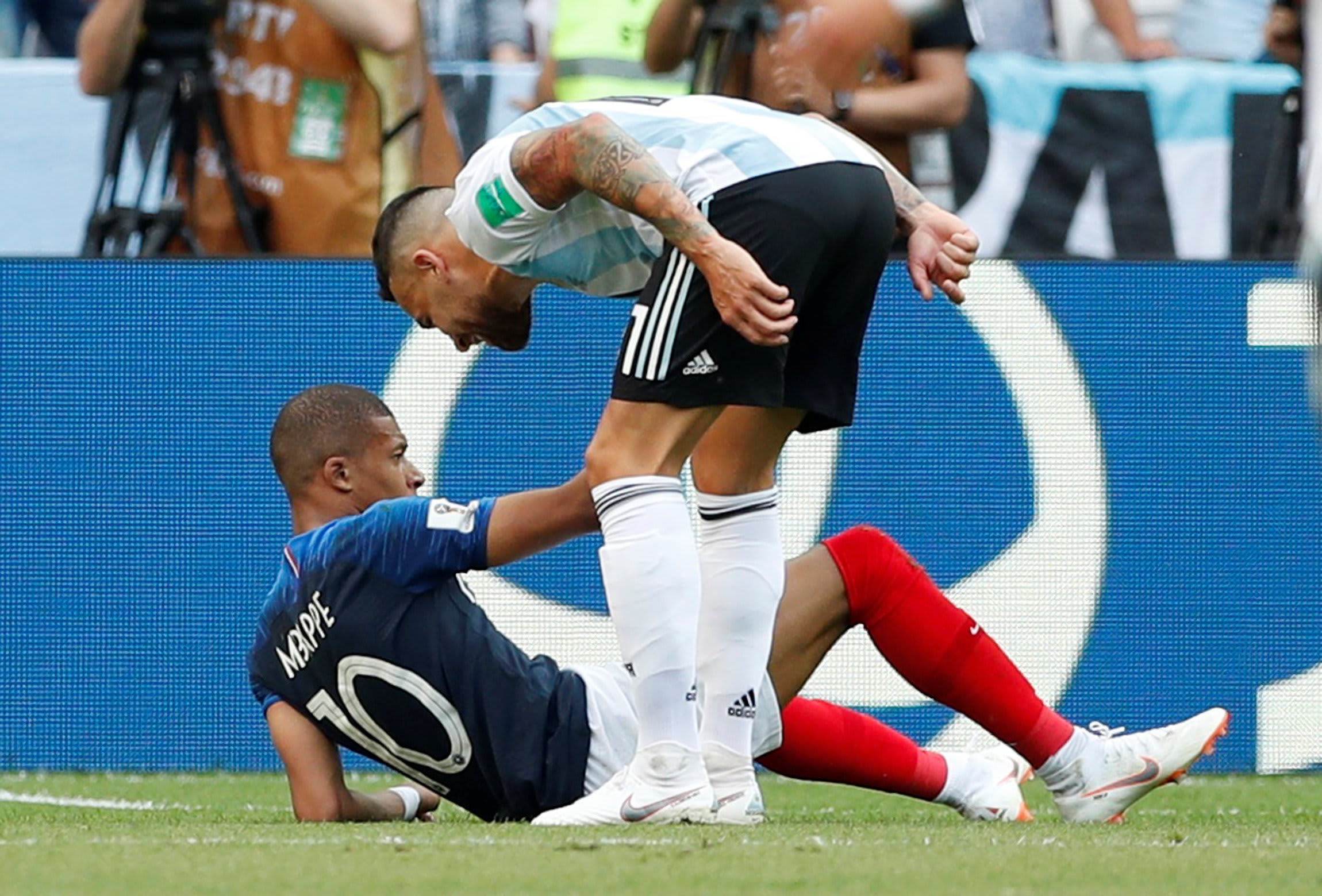 ניקולאס אוטאמנדי שחקן נבחרת ארגנטינה צועק על קיליאן אמבפה שחקן נבחרת צרפת