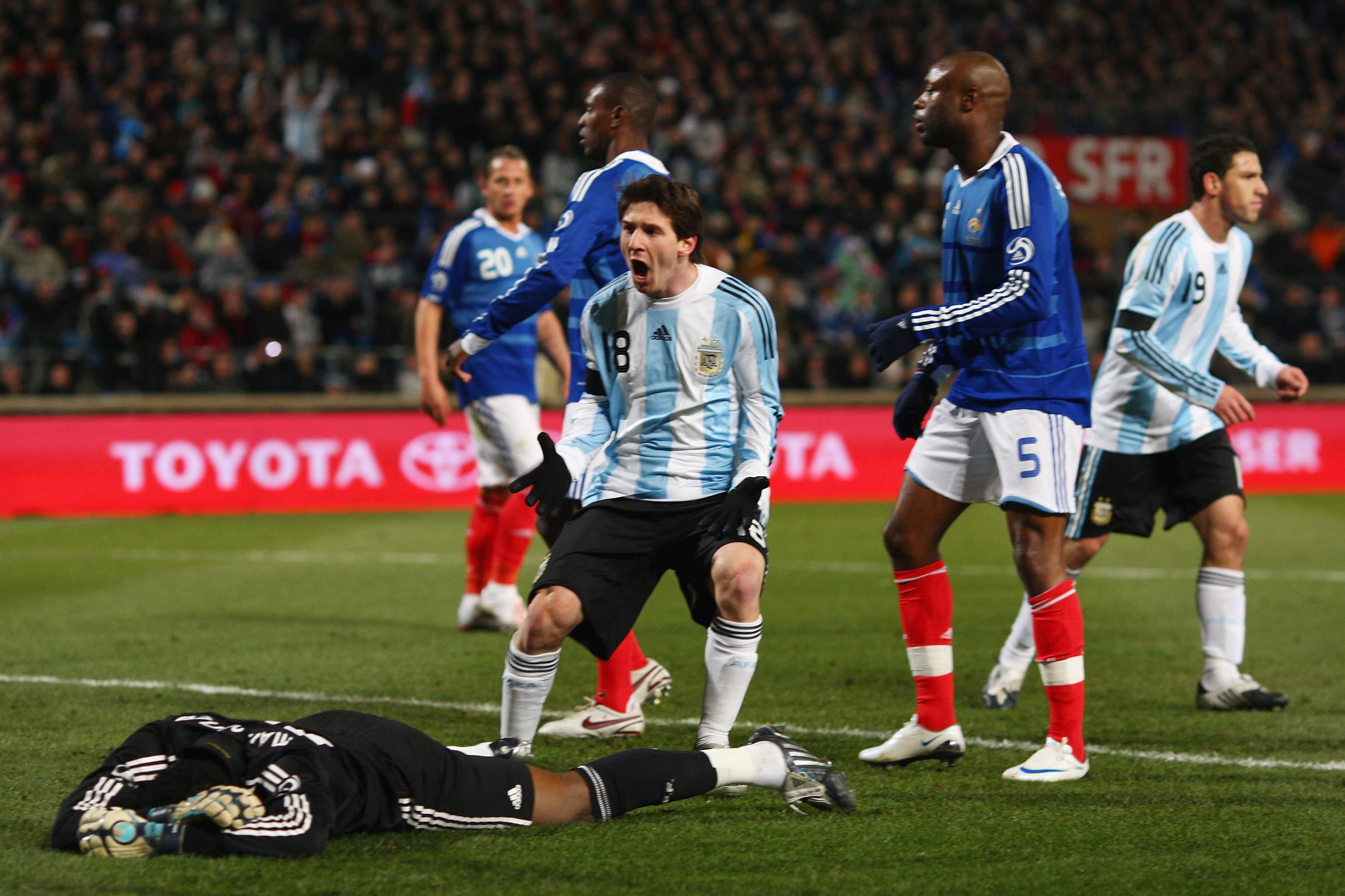 ליאונל מסי שחקן נבחרת ארגנטינה חוגג שער מול נבחרת צרפת, פברואר 2009