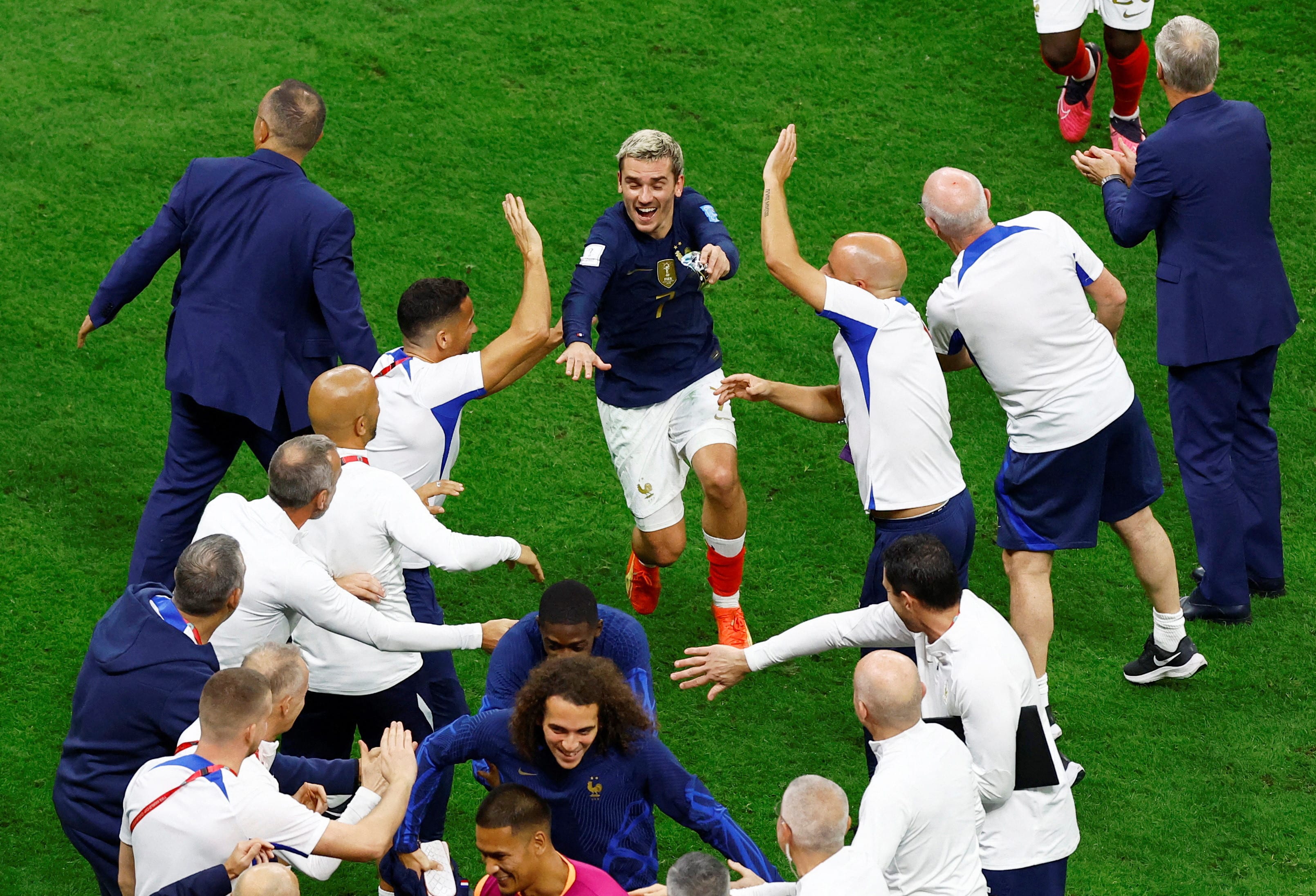 אנטואן גריזמן שחקן נבחרת צרפת בחגיגות העלייה לגמר מונדיאל 2022