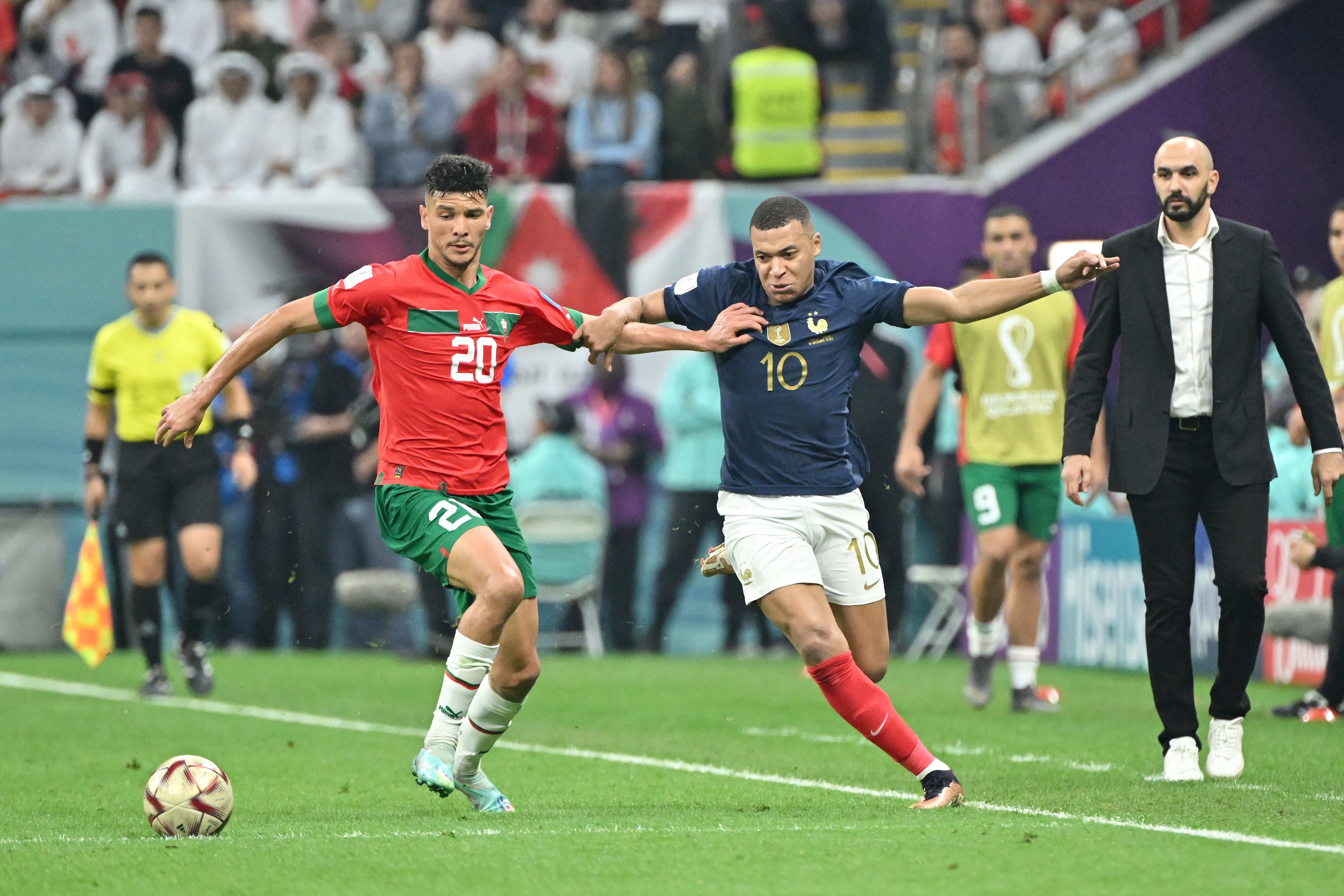 אשרף דארי שחקן נבחרת מרוקו מול קיליאן אמבפה שחקן נבחרת צרפת