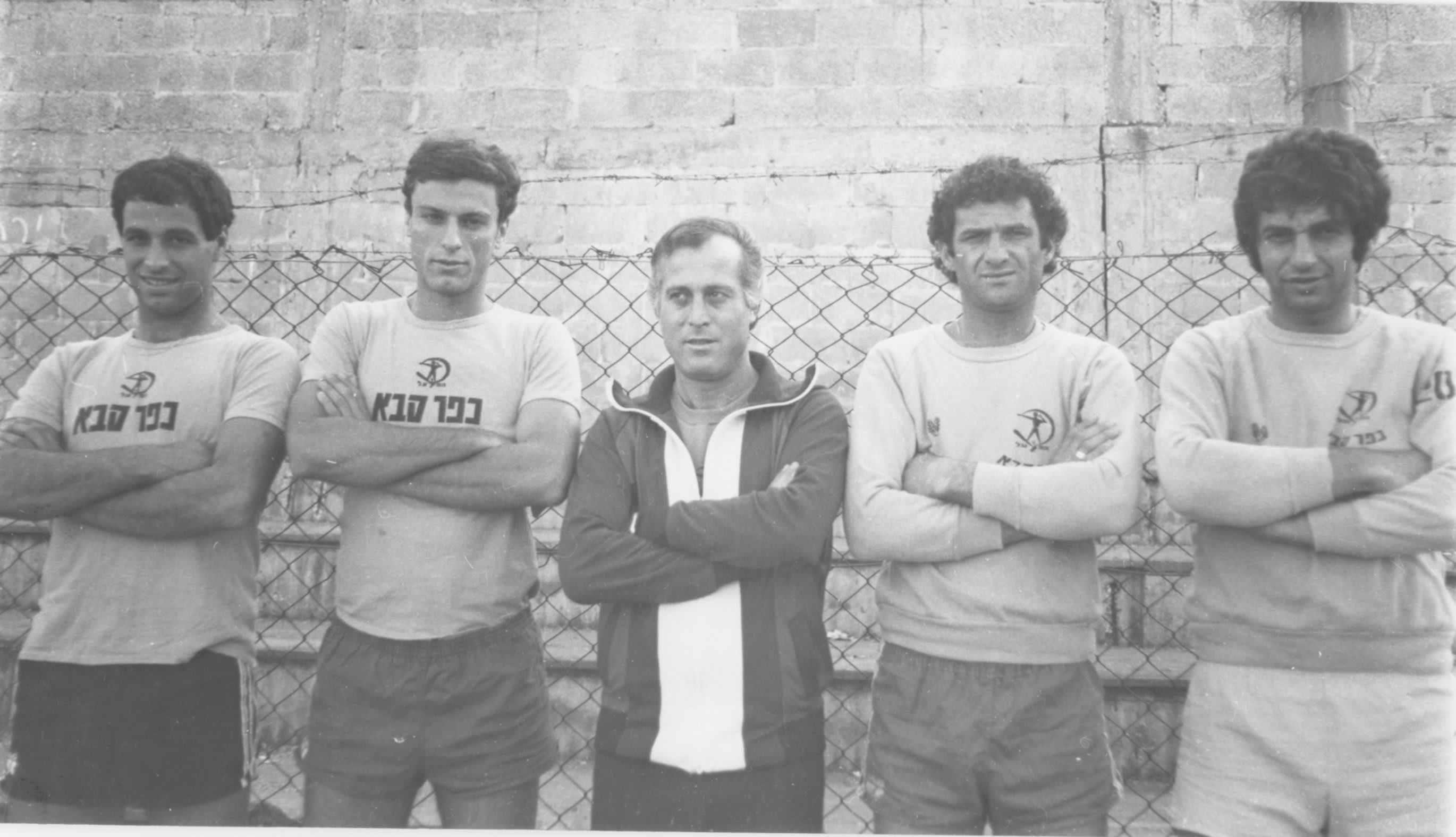 מימין: יצחק שום, ישראל פוגל, דרור קשטן, אלי יאני ואריאל בן אריה ז"ל