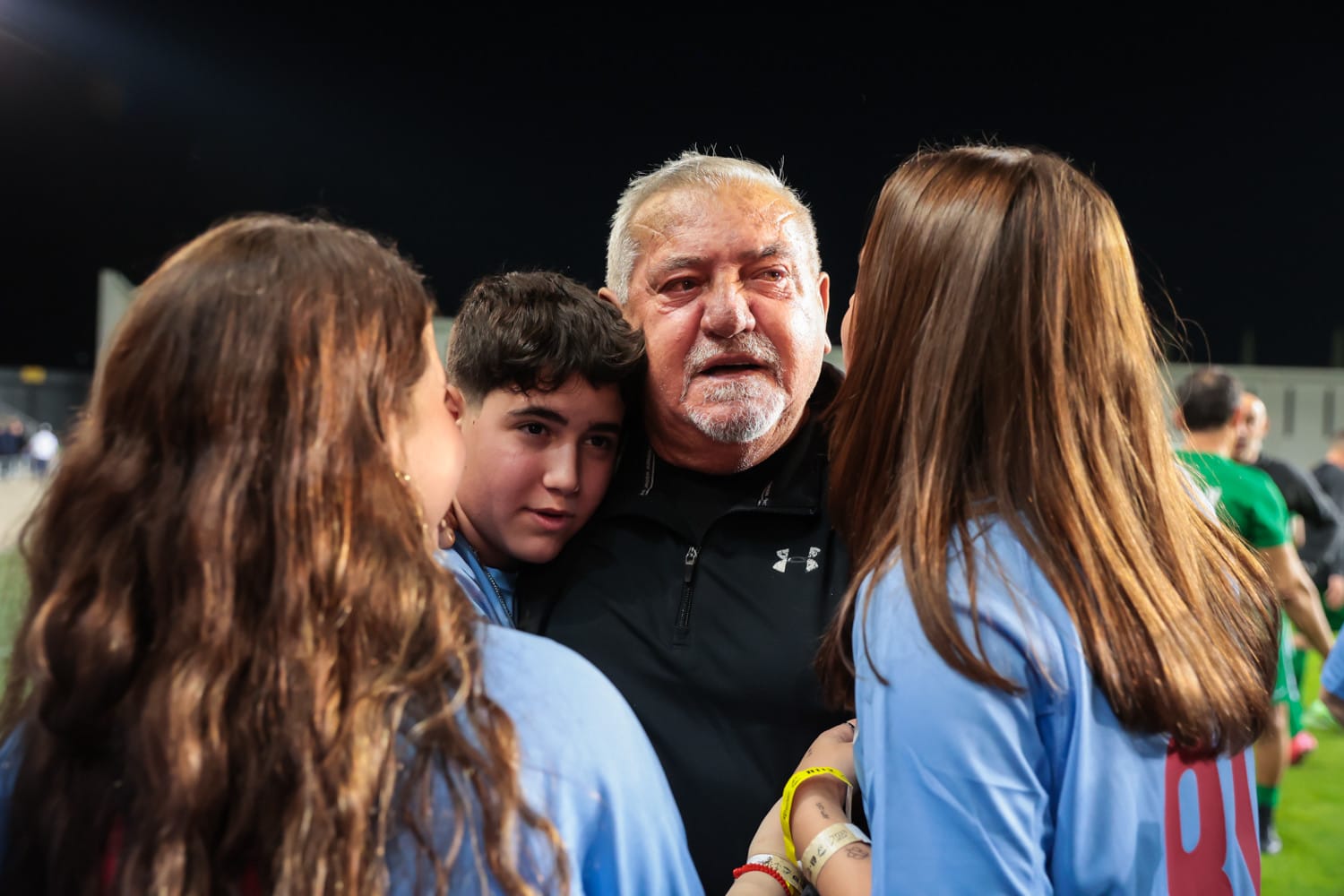 שלמה שרף לצד משפחתו במשחק הוקרה לשלמה שרף