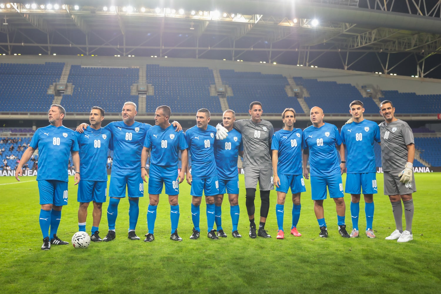 שחקני נבחרת ישראל במשחק הוקרה לשלמה שרף