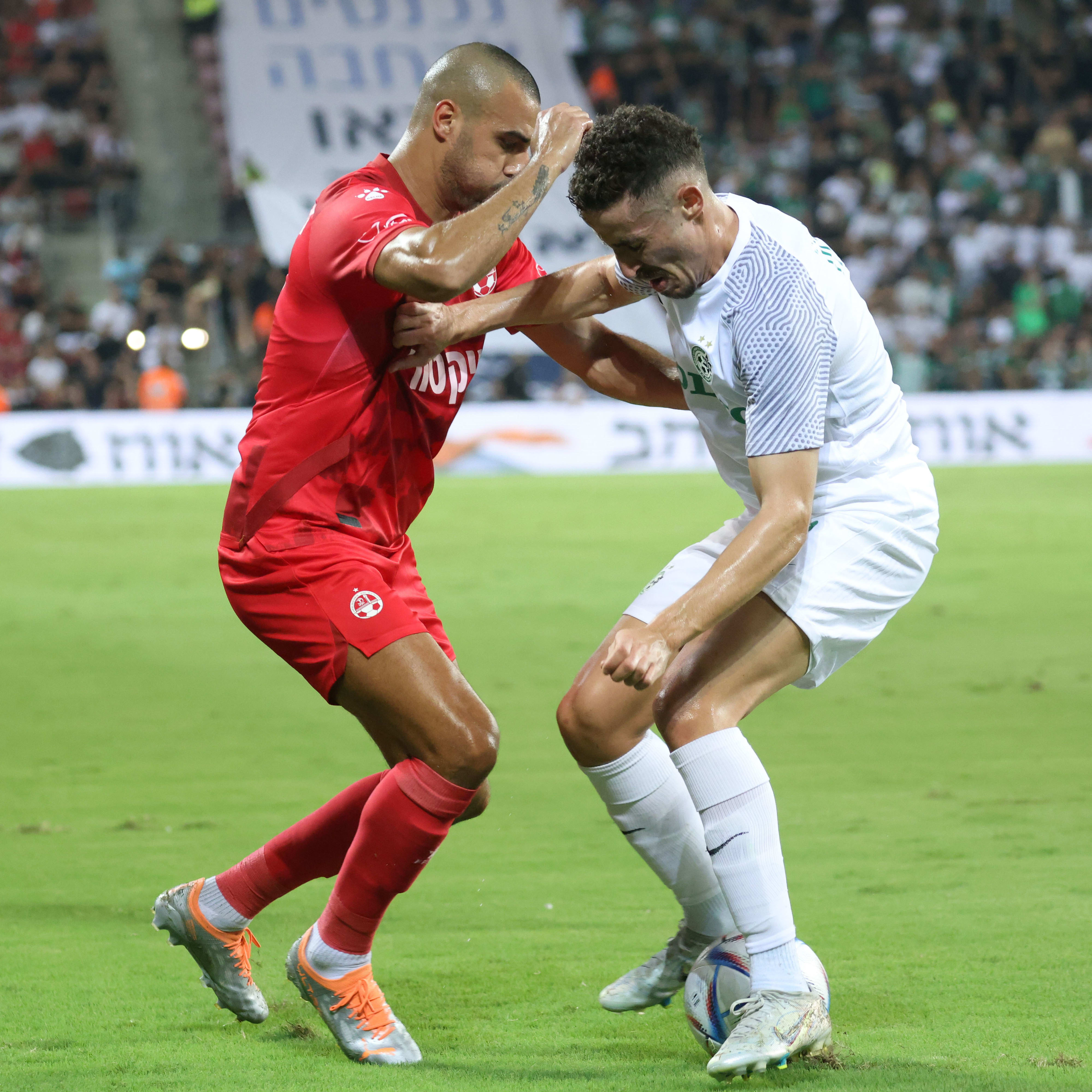 דולב חזיזה שחקן מכבי חיפה מול רמזי ספורי שחקן הפועל באר שבע