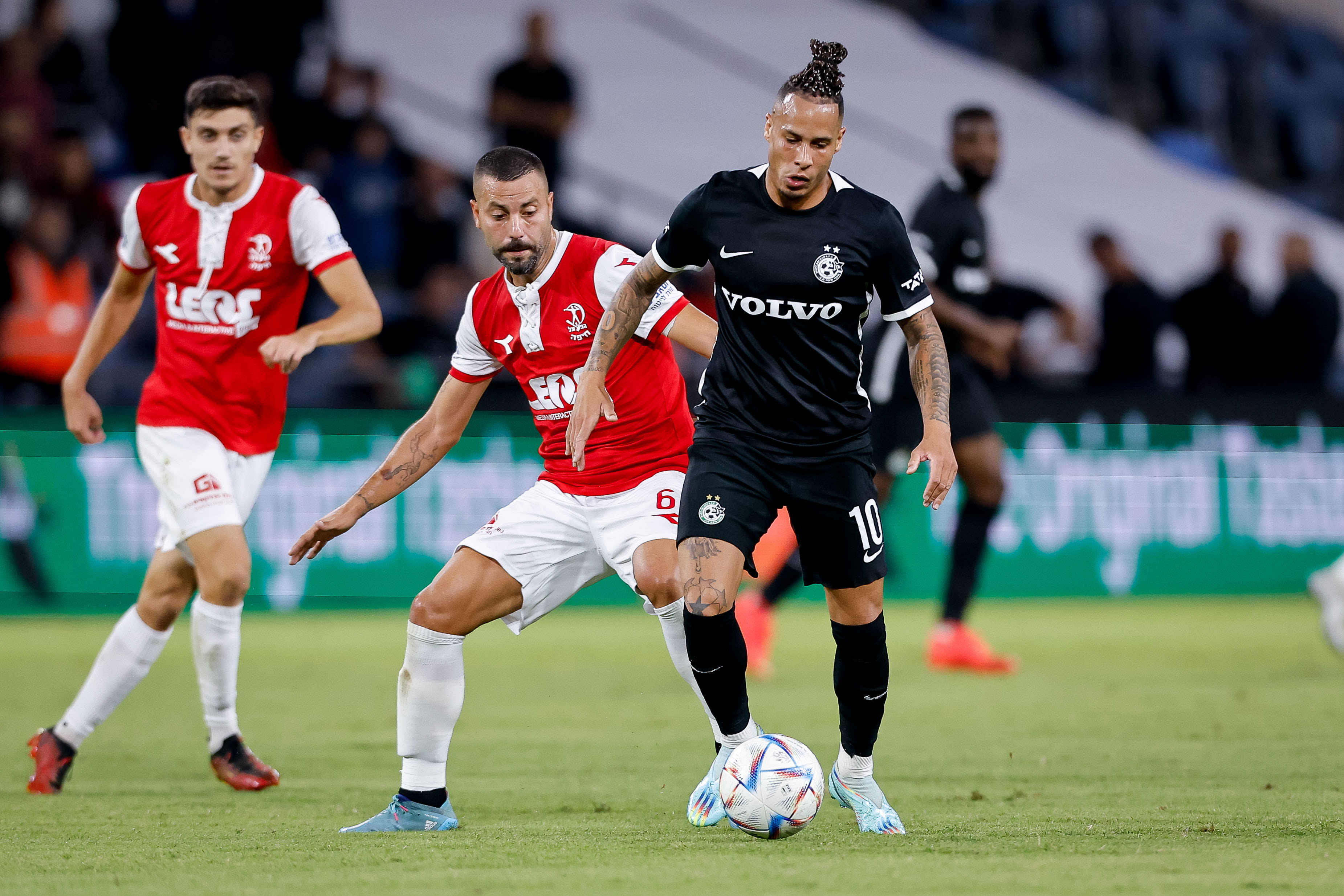 שחקן מכבי חיפה צ'ארון שרי לפני שחקן הפועל חיפה גל אראל