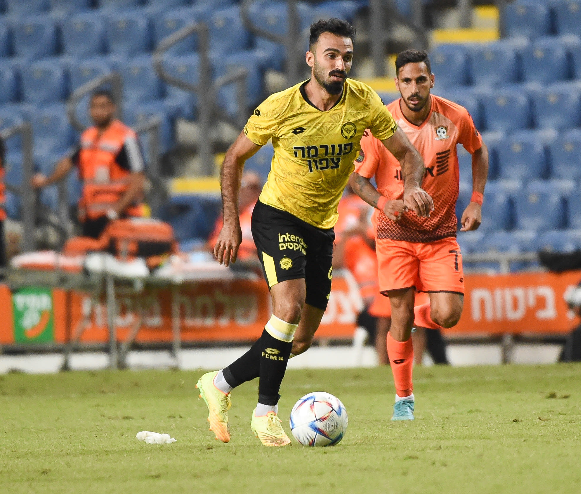 מיכאל אוחנה שחקן מכבי נתניה לפני אלמוג בוזגלו שחקן סקציה נס ציונה