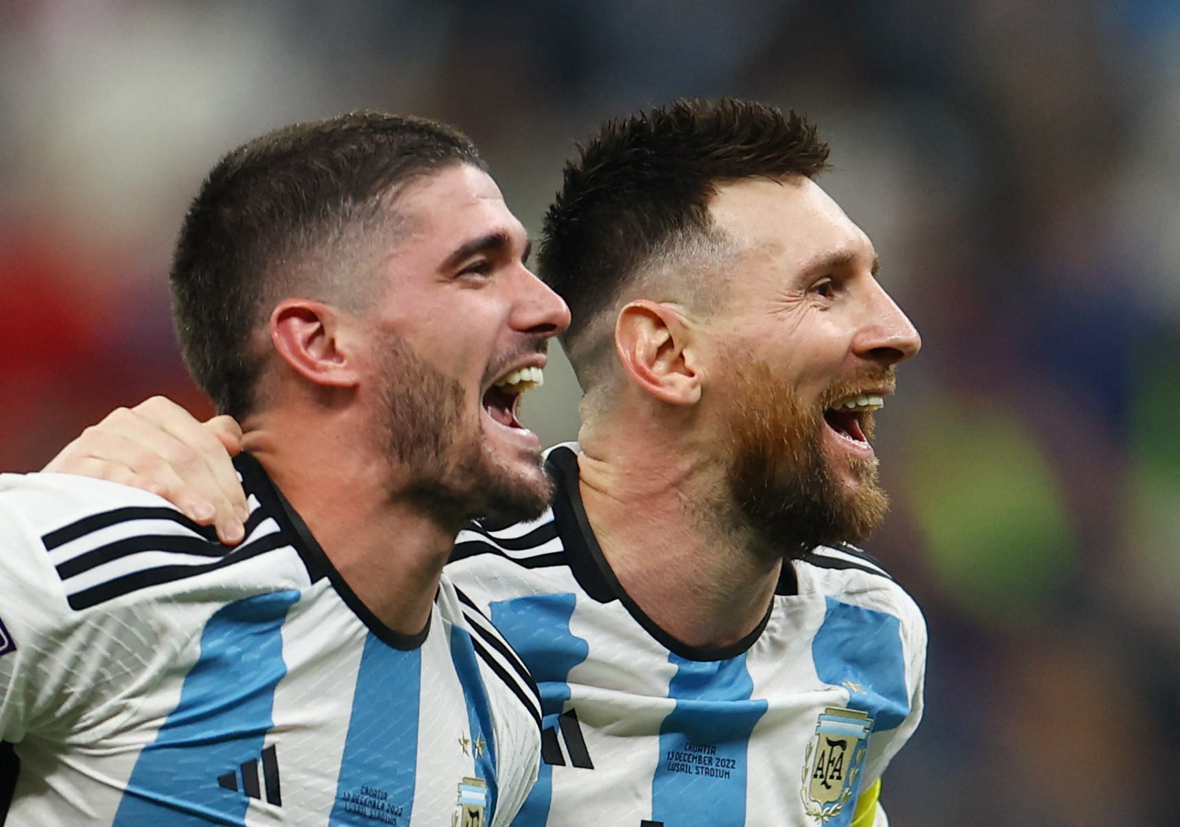 ליאונל מסי לצד רודריגו דה פול, שחקני נבחרת ארגנטינה חוגגים העפלה לגמר המונדיאל