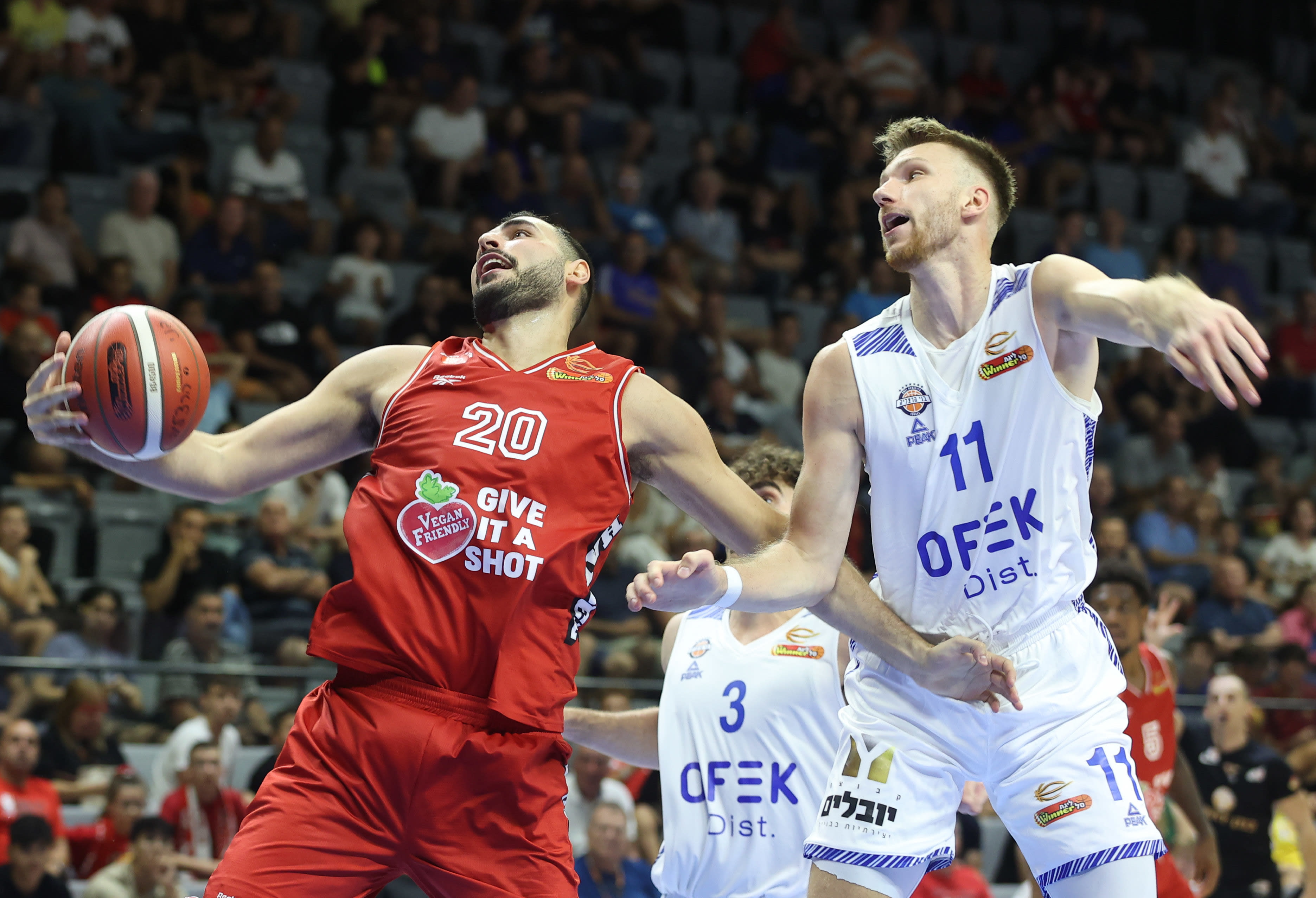 עידן זלמנסון שחקן הפועל תל אביב לפני אנדי ואן וליט שחקן בני הרצליה