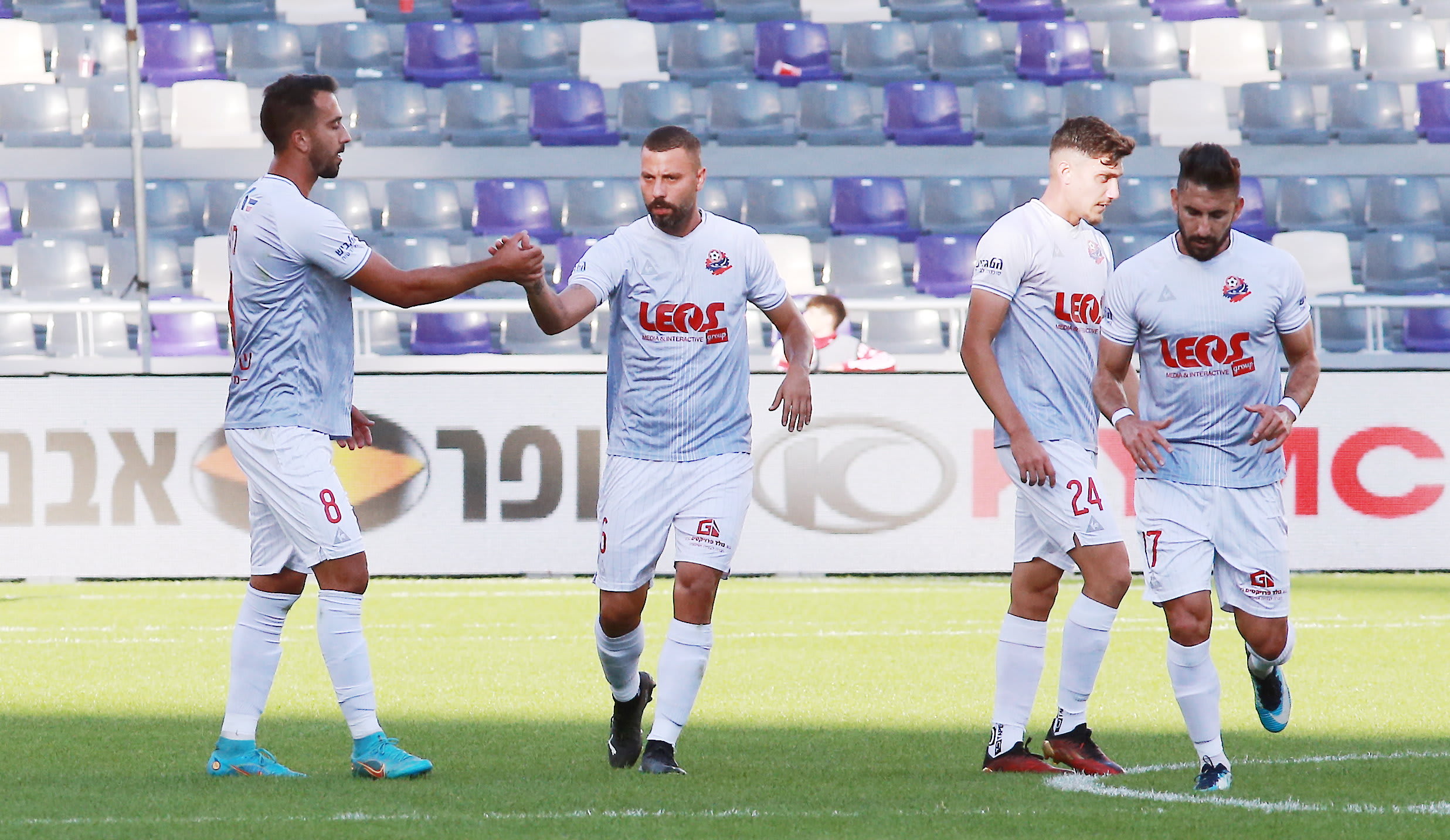 שחקני הפועל חיפה חוגגים עם אליאל פרץ