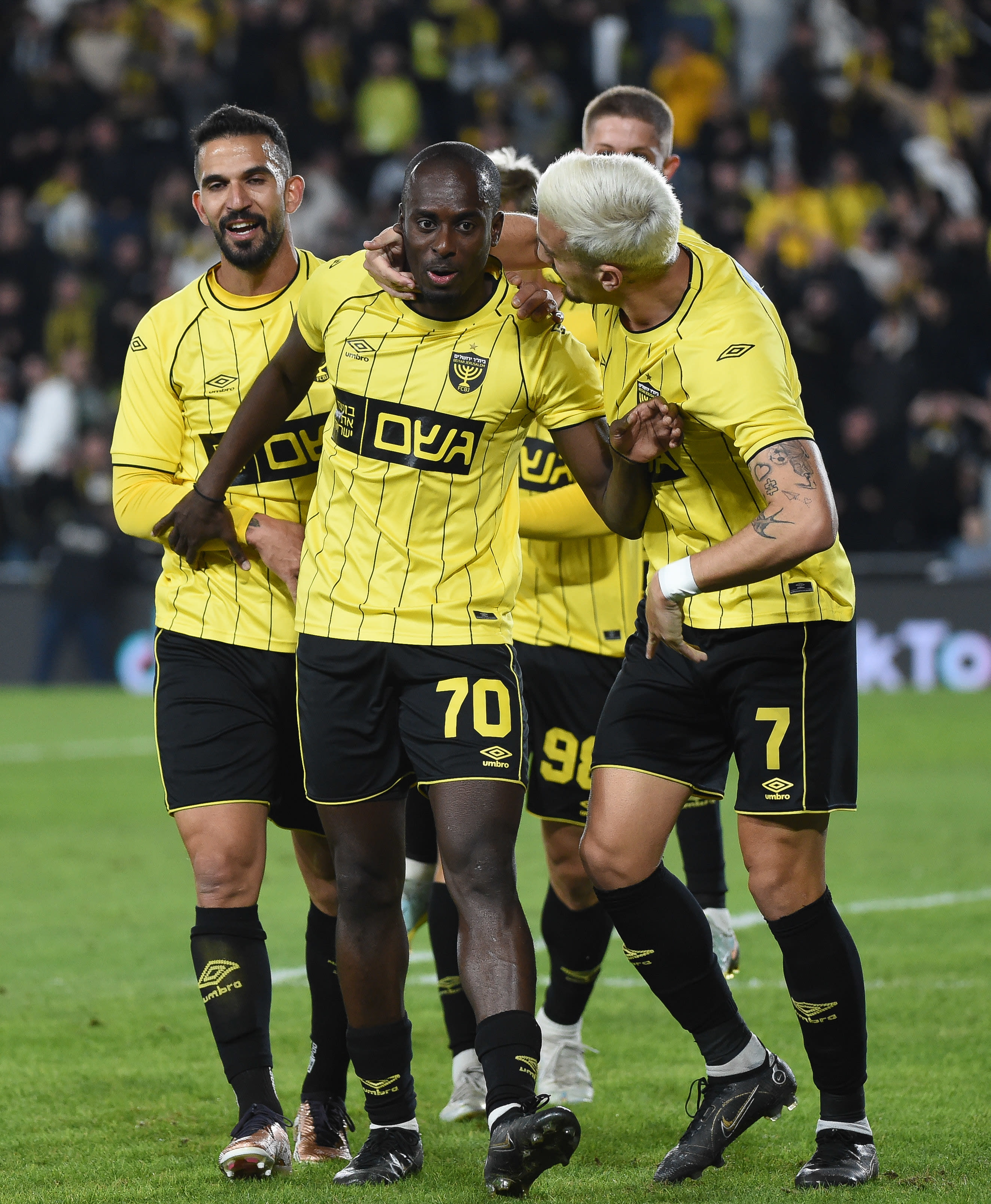 דנילו אספרייה, שחקן בית"ר ירושלים לצד ירדן שועה