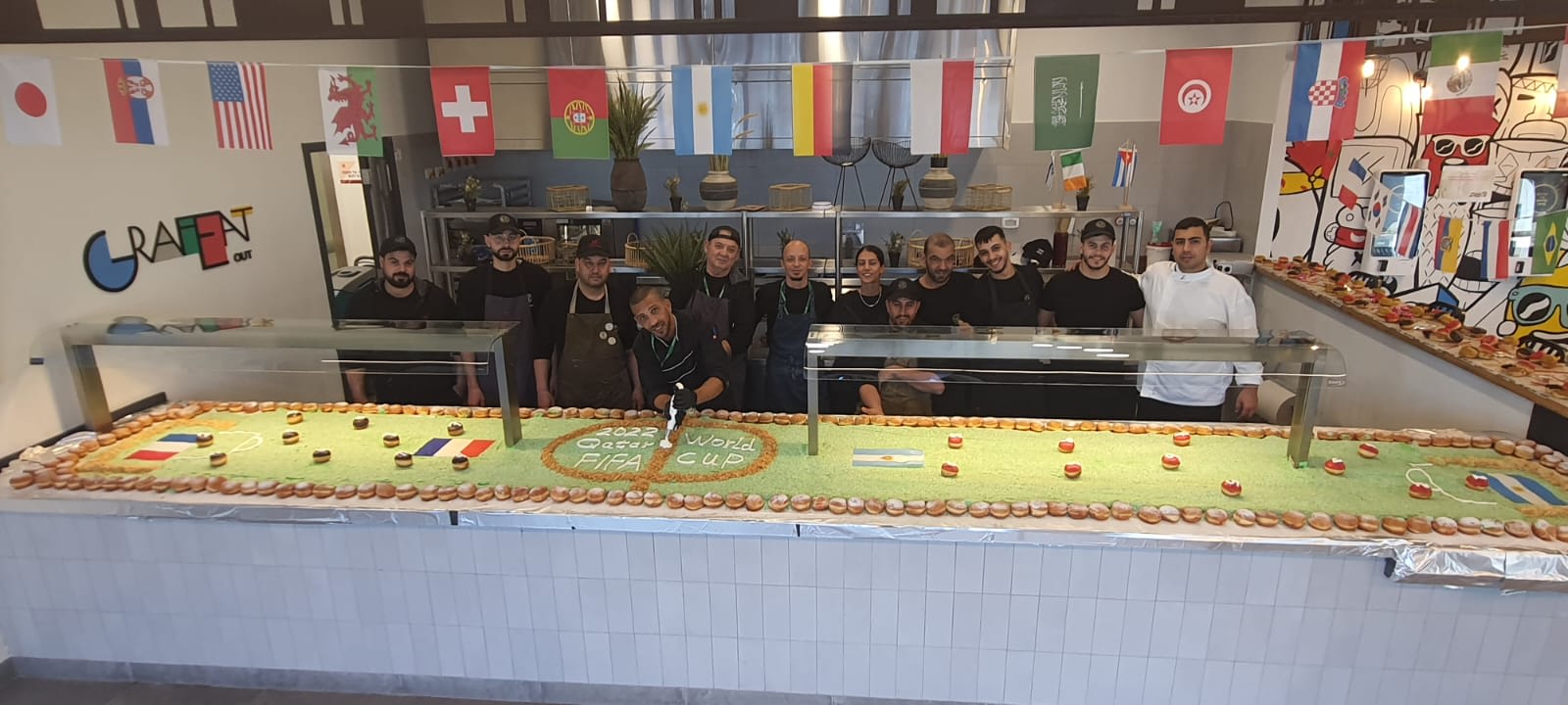 הצוות של חברת עידית עם עוגות המונדיאל