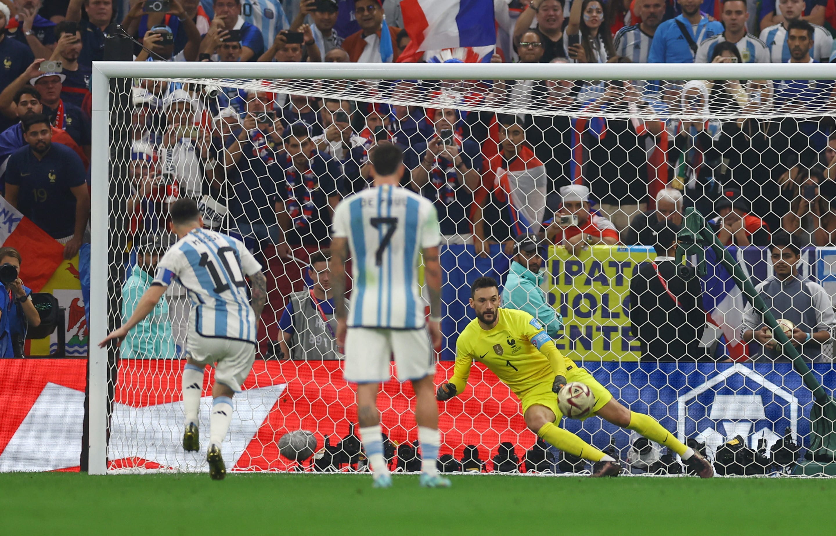 גמר מונדיאל 2022: ליאונל מסי שחקן נבחרת ארגנטינה מכניע את הוגו לוריס שוער נבחרת צרפת בפנדל