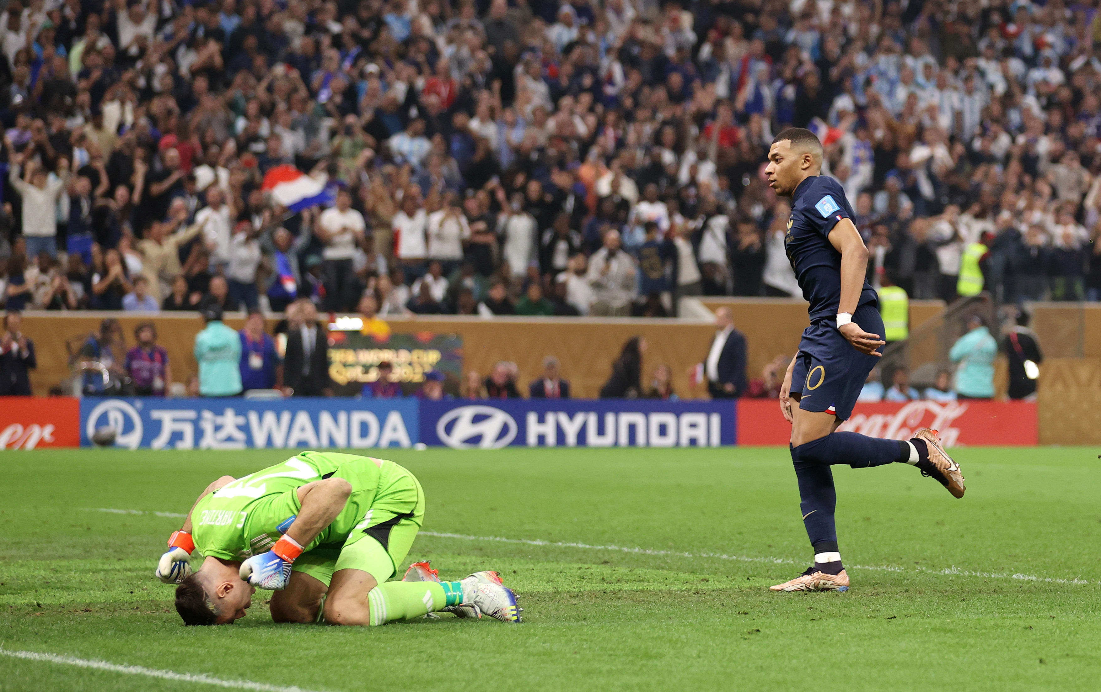 גמר מונדיאל 2022: חלוץ נבחרת צרפת קיליאן אמבפה לצד שוער נבחרת ארגנטינה אמיליאנו מרטינס