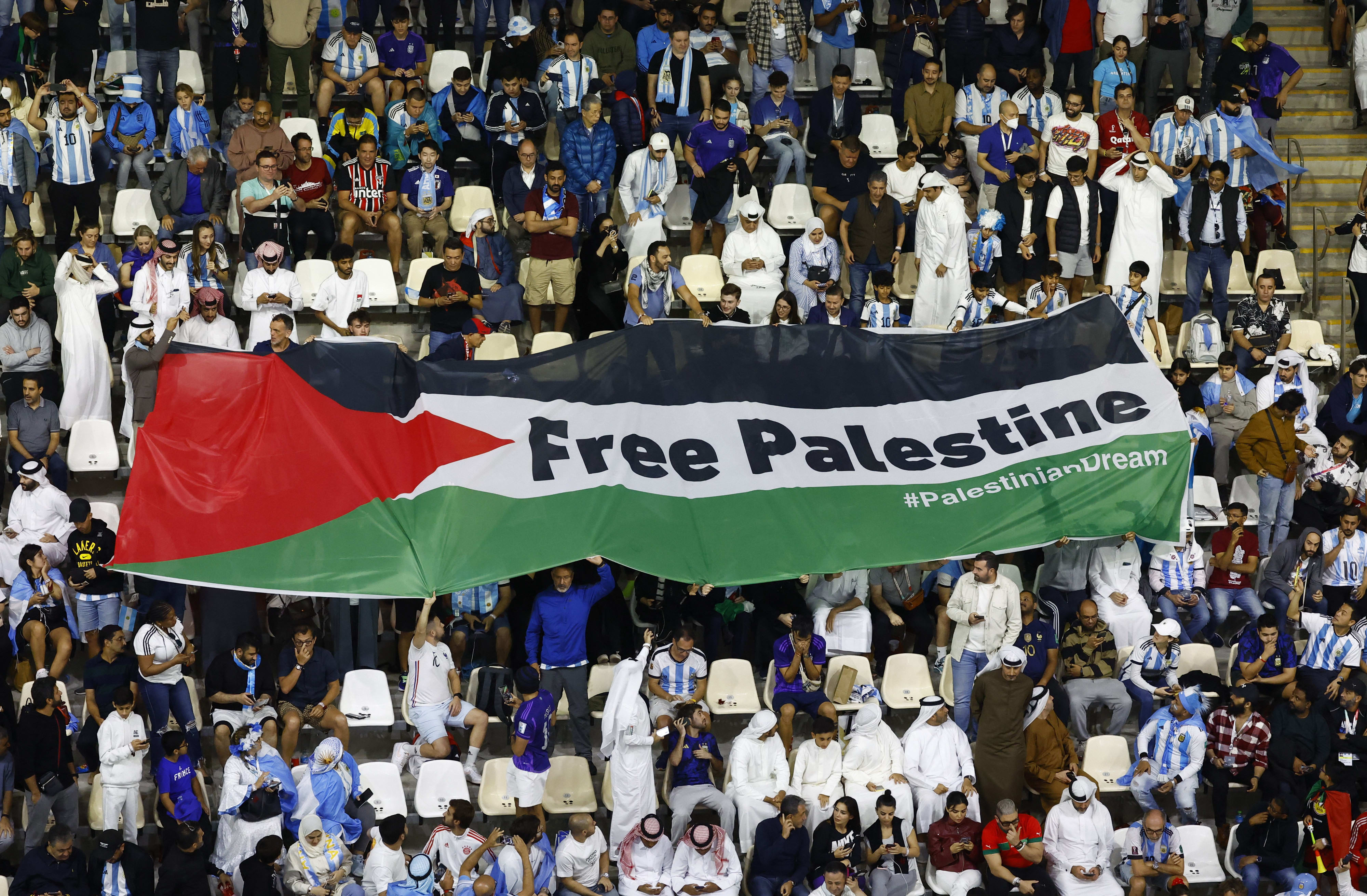 גמר מונדיאל 2022: שלט ביציע הקורא ל"שחרור פלסטין"