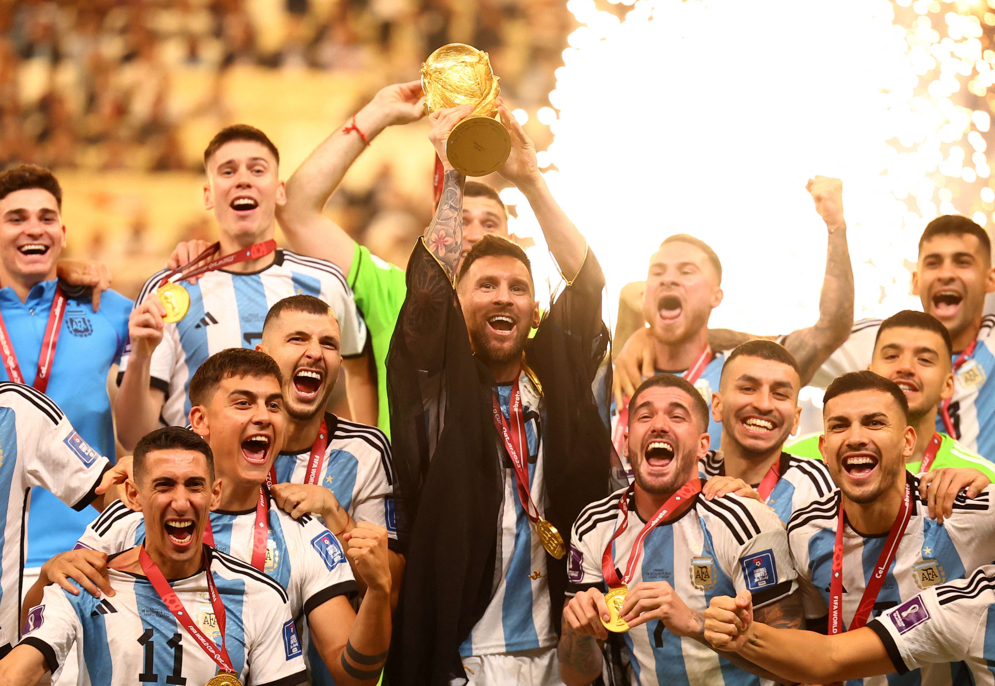 ליאונל מסי ושחקני נבחרת ארגנטינה מניפים את גביע העולם, מונדיאל 2022