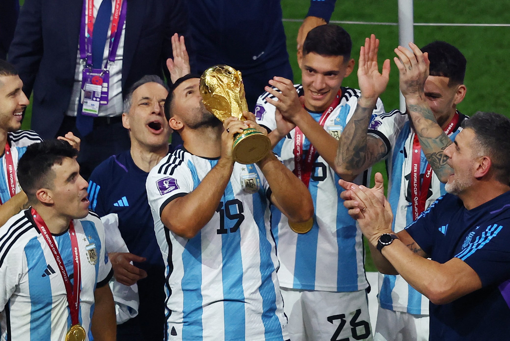 סרחיו אגוארו שחקן נבחרת ארגנטינה לשעבר מניף את גביע העולם, מונדיאל 2022