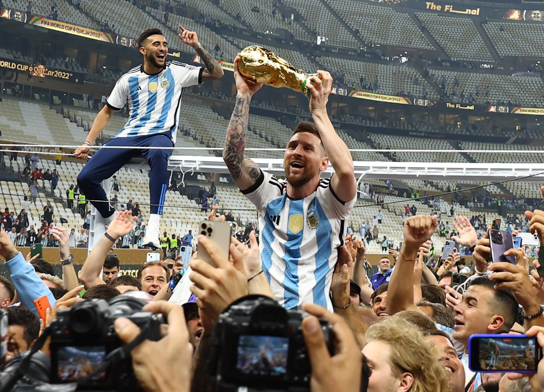 ליאונל מסי, שחקן נבחרת ארגנטינה, עם גביע העולם במונדיאל 2022