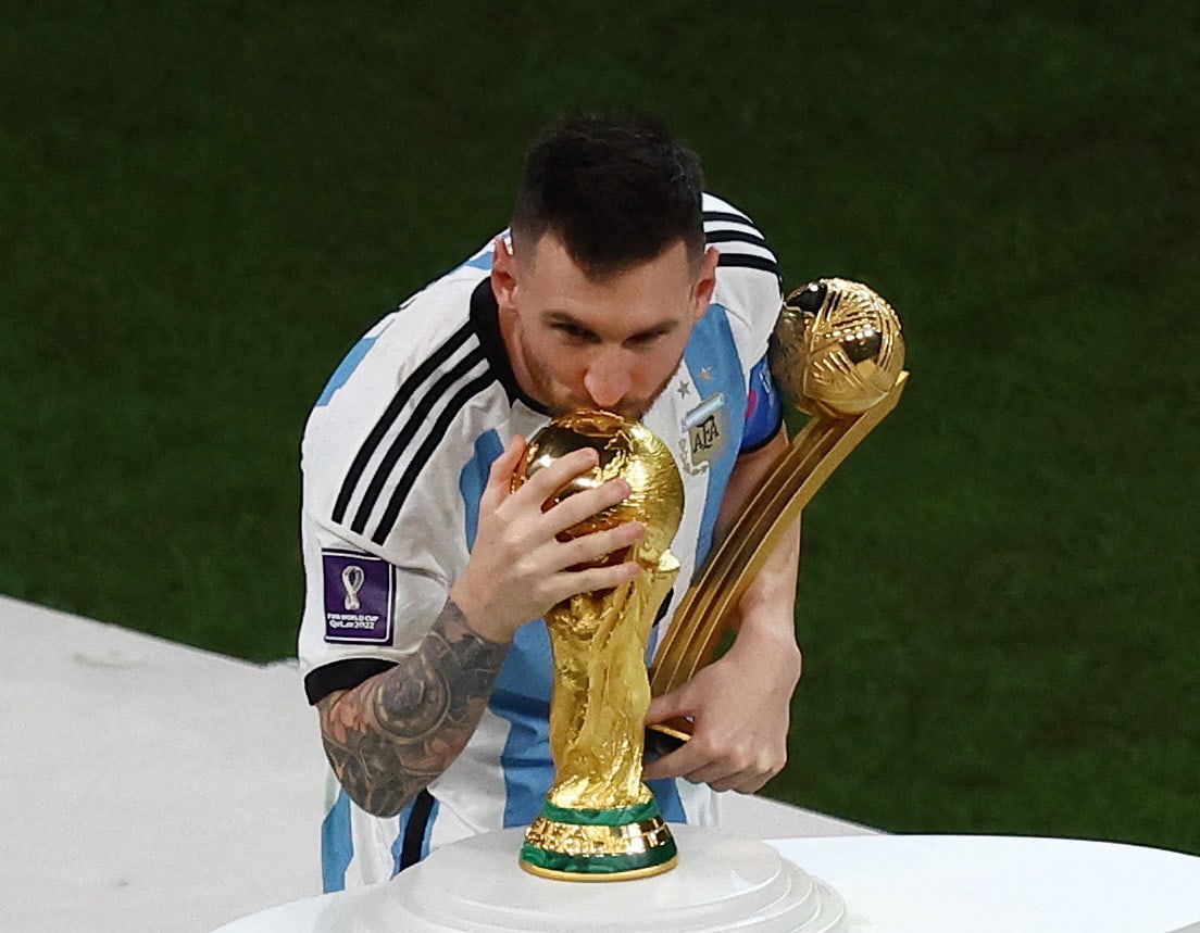 גמר מונדיאל 2022: ליאונל מסי קפטן נבחרת ארגנטינה מנשק את גביע העולם
