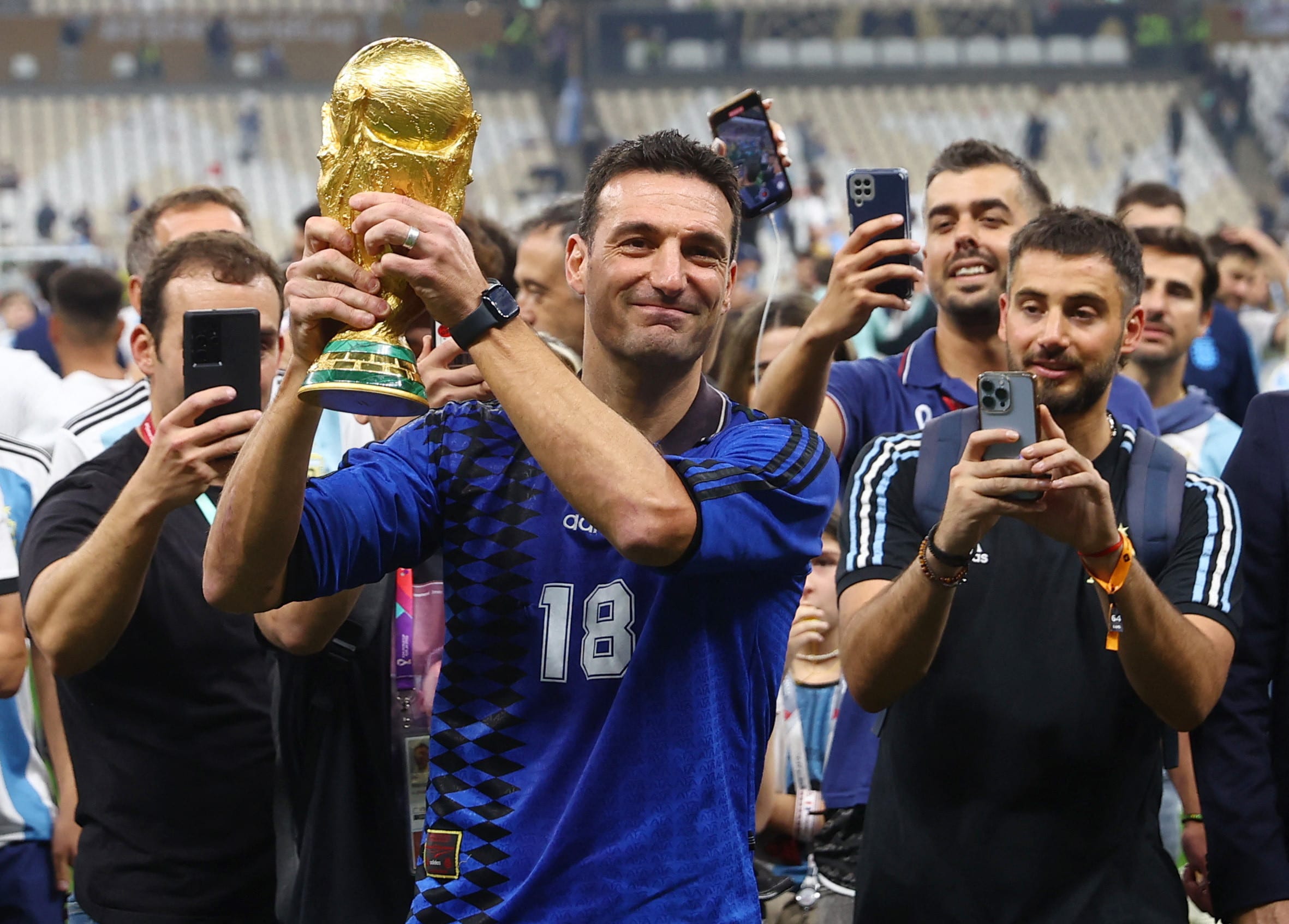 ליונל סקאלוני מאמן נבחרת ארגנטינה עם גביע העולם, מונדיאל 2022