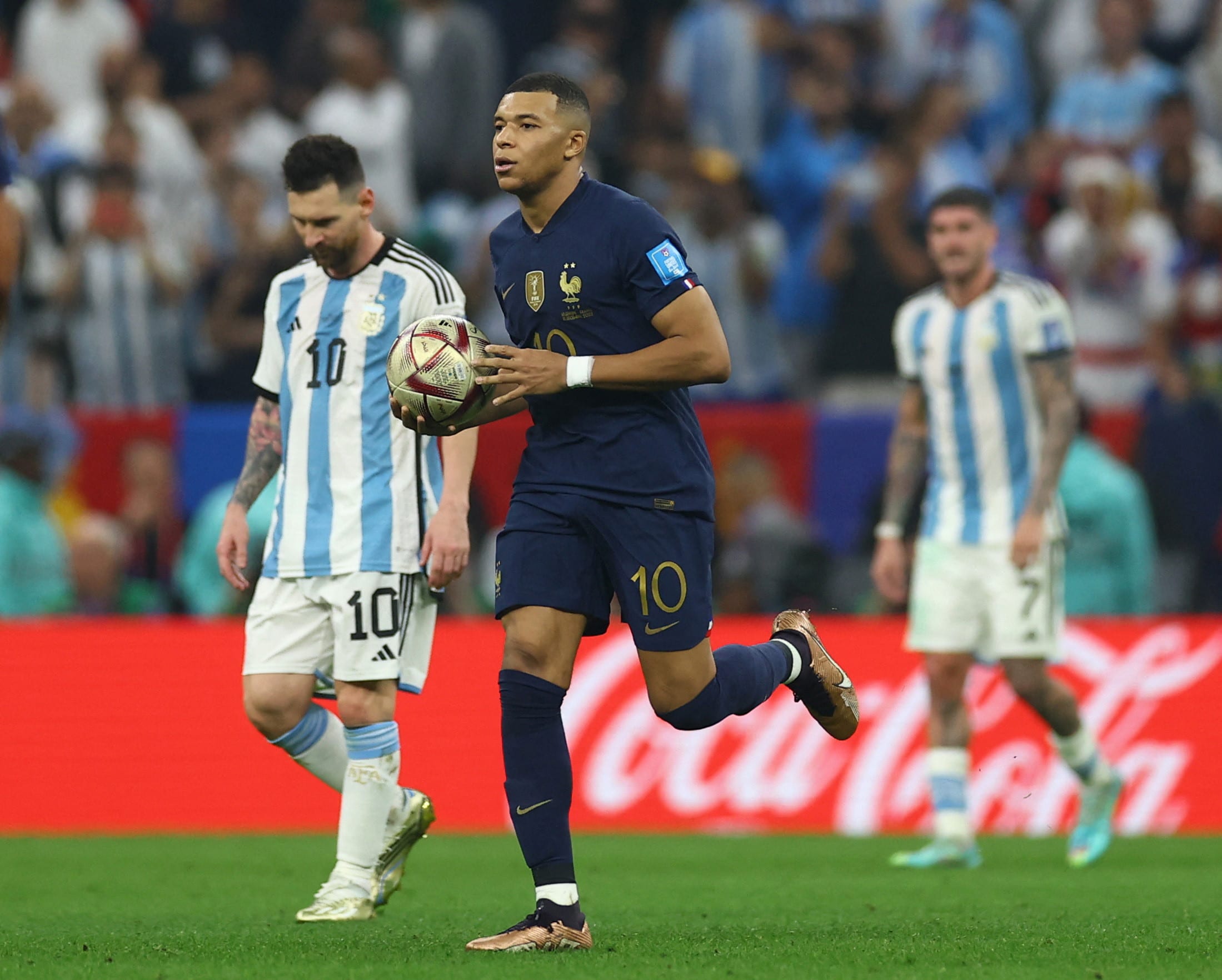 גמר מונדיאל 2022: קיליאן אמבפה שחקן נבחרת צרפת אחרי שער, ליאונל מסי שחקן נבחרת ארגנטינה מאוכזב