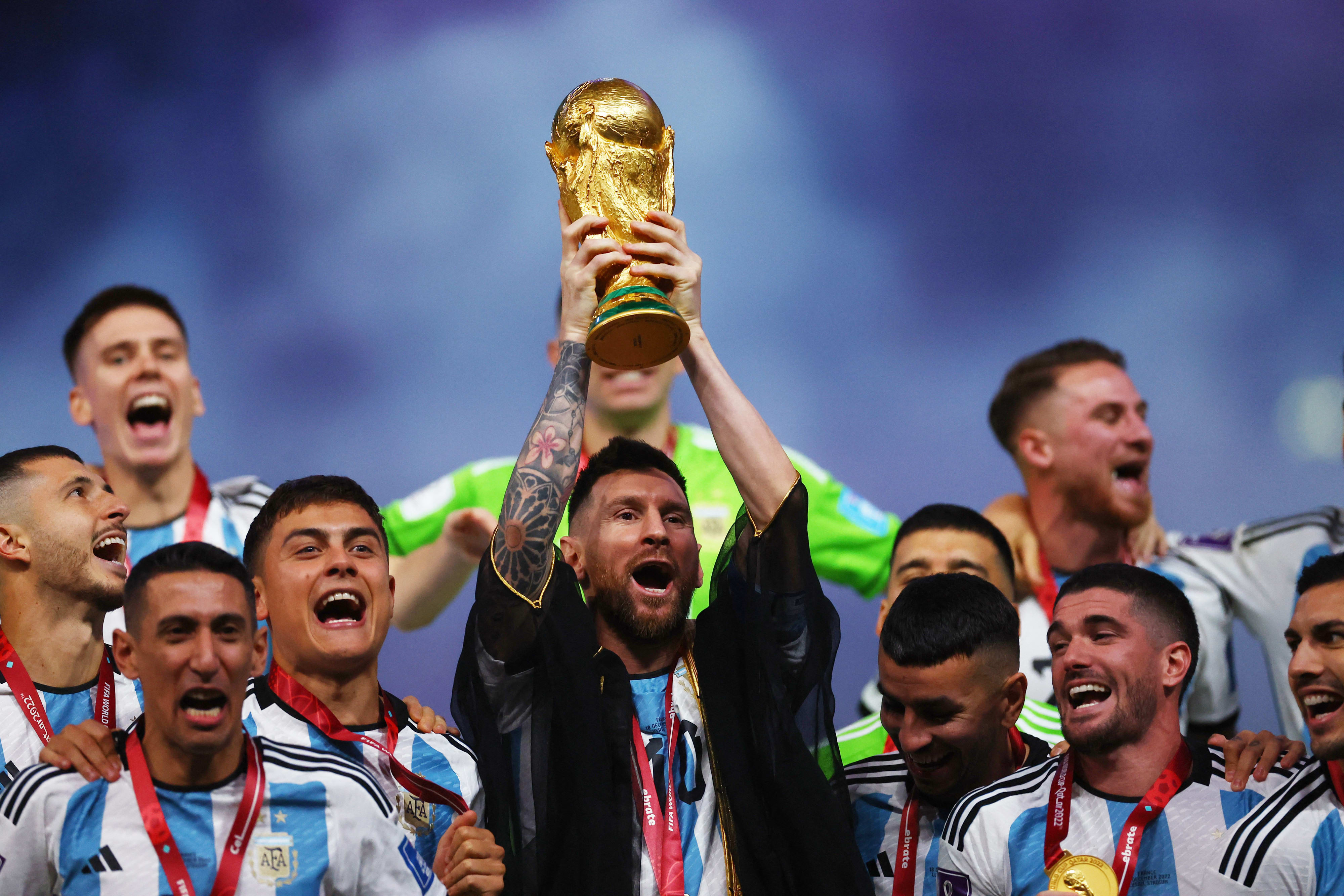 ליאונל מסי קפטן נבחרת ארגנטינה מניף את גביע העולם, מונדיאל 2022