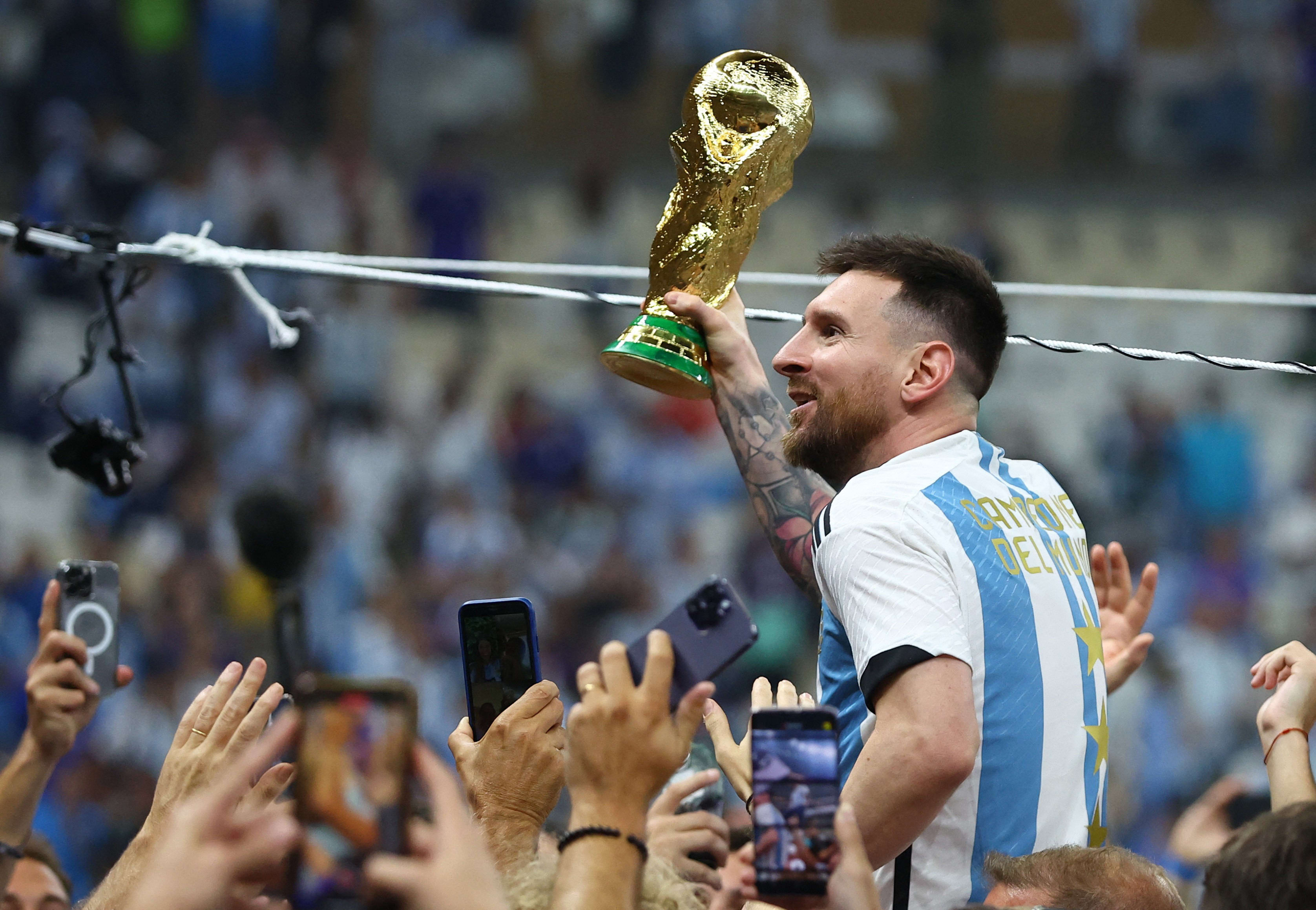 שחקן נבחרת ארגנטינה, ליאונל מסי, עם גביע העולם במונדיאל 2022