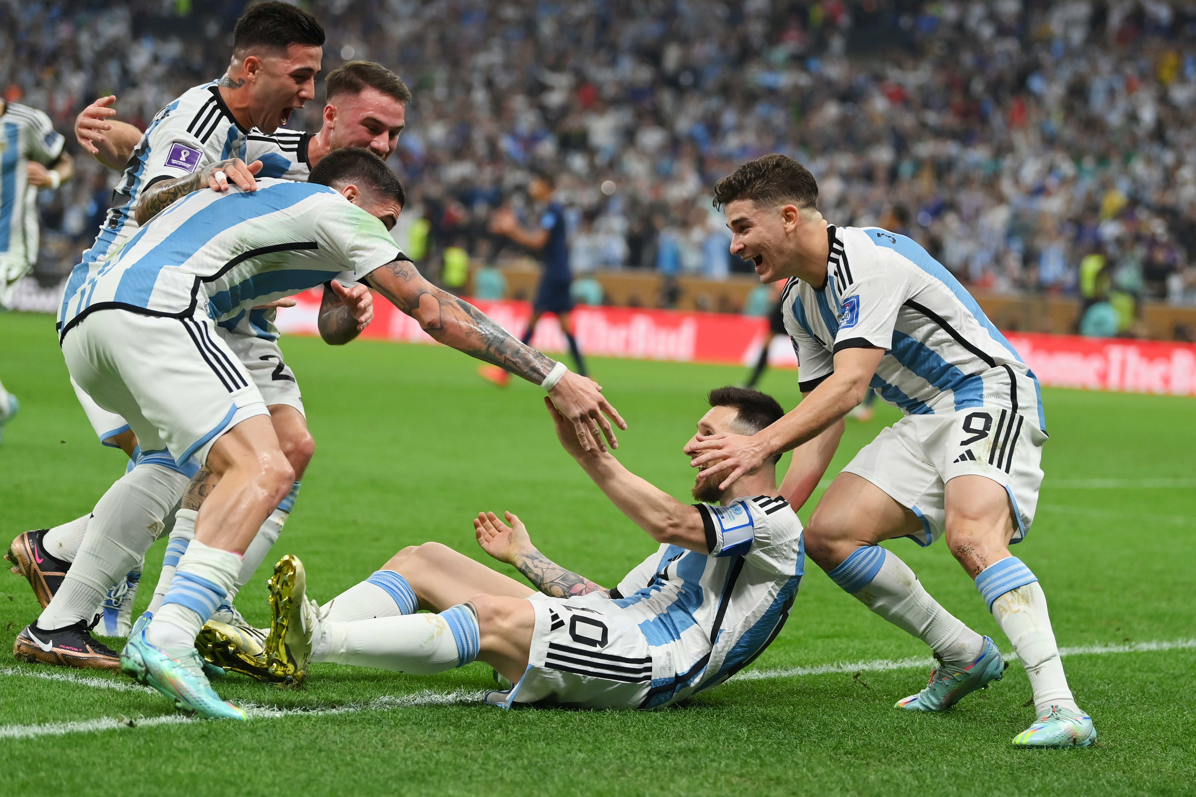 גמר מונדיאל 2022: שחקני נבחרת ארגנטינה חוגגים עם ליאונל מסי