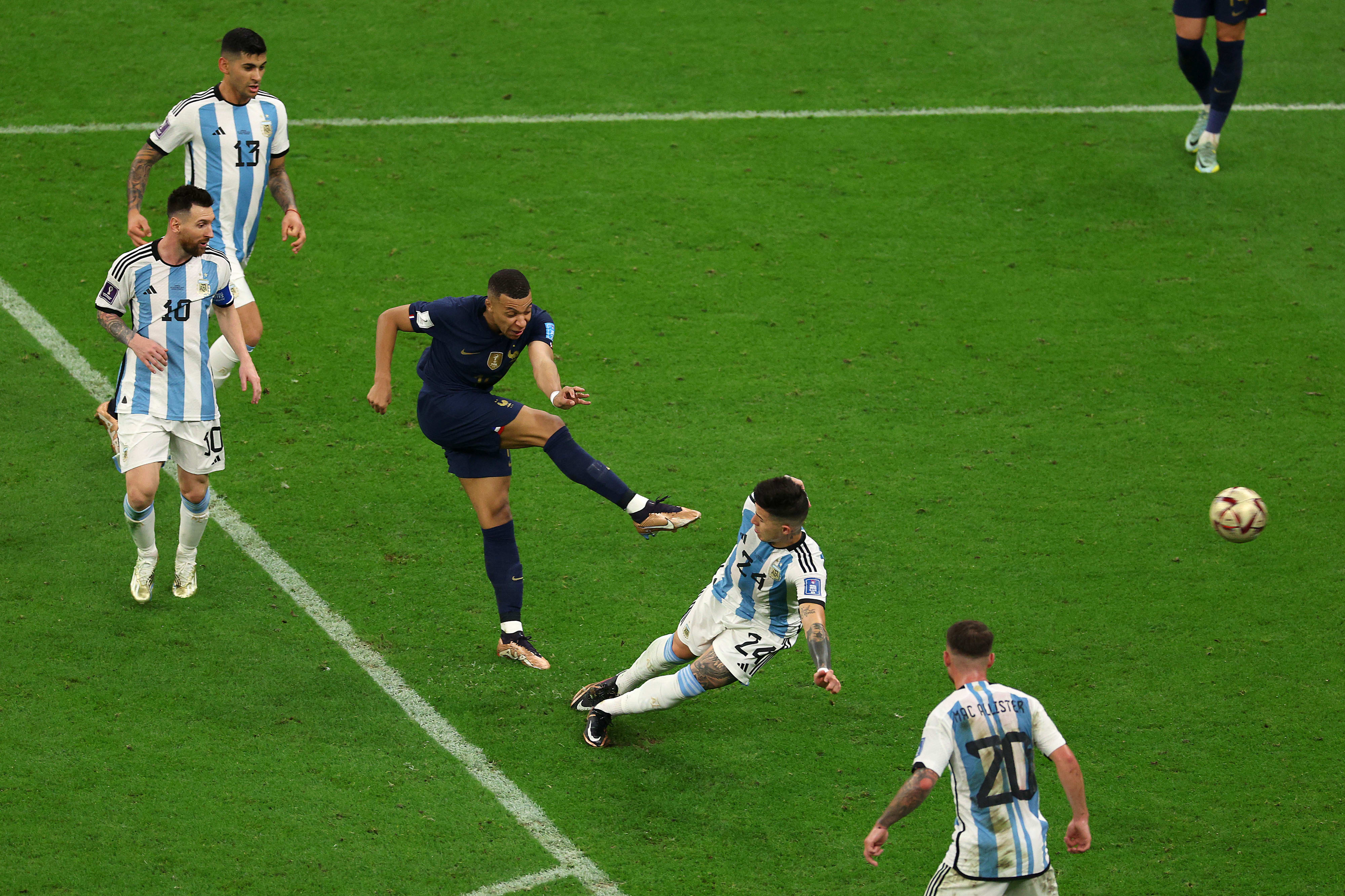 גמר מונדיאל 2022: שחקן נבחרת צרפת קיליאן אמבפה בועט מול נבחרת ארגנטינה