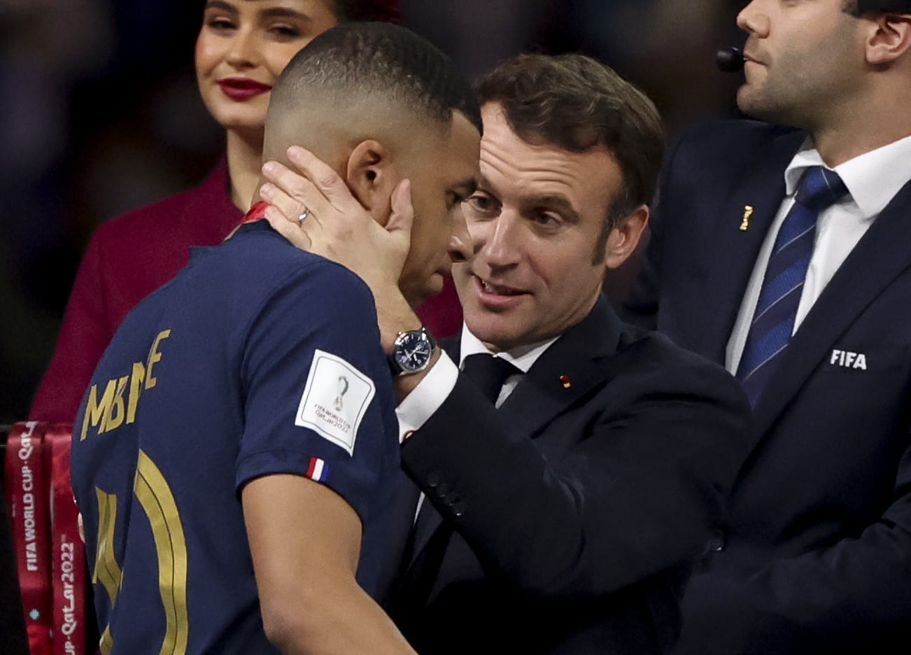נשיא צרפת עמנואל מקרון מנחם את קיליאן אמבפה אחרי ההפסד בגמר המונדיאל