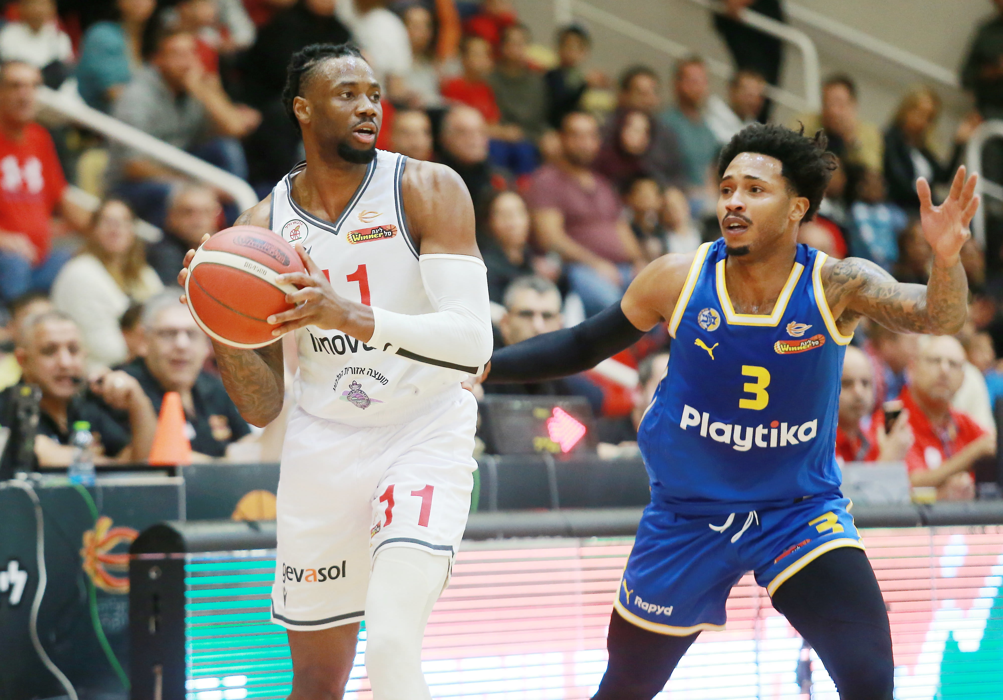 שחקן הפועל גלבוע גליל טרה מקלין מול שחקן מכבי תל אביב ג'יילן אדאמס