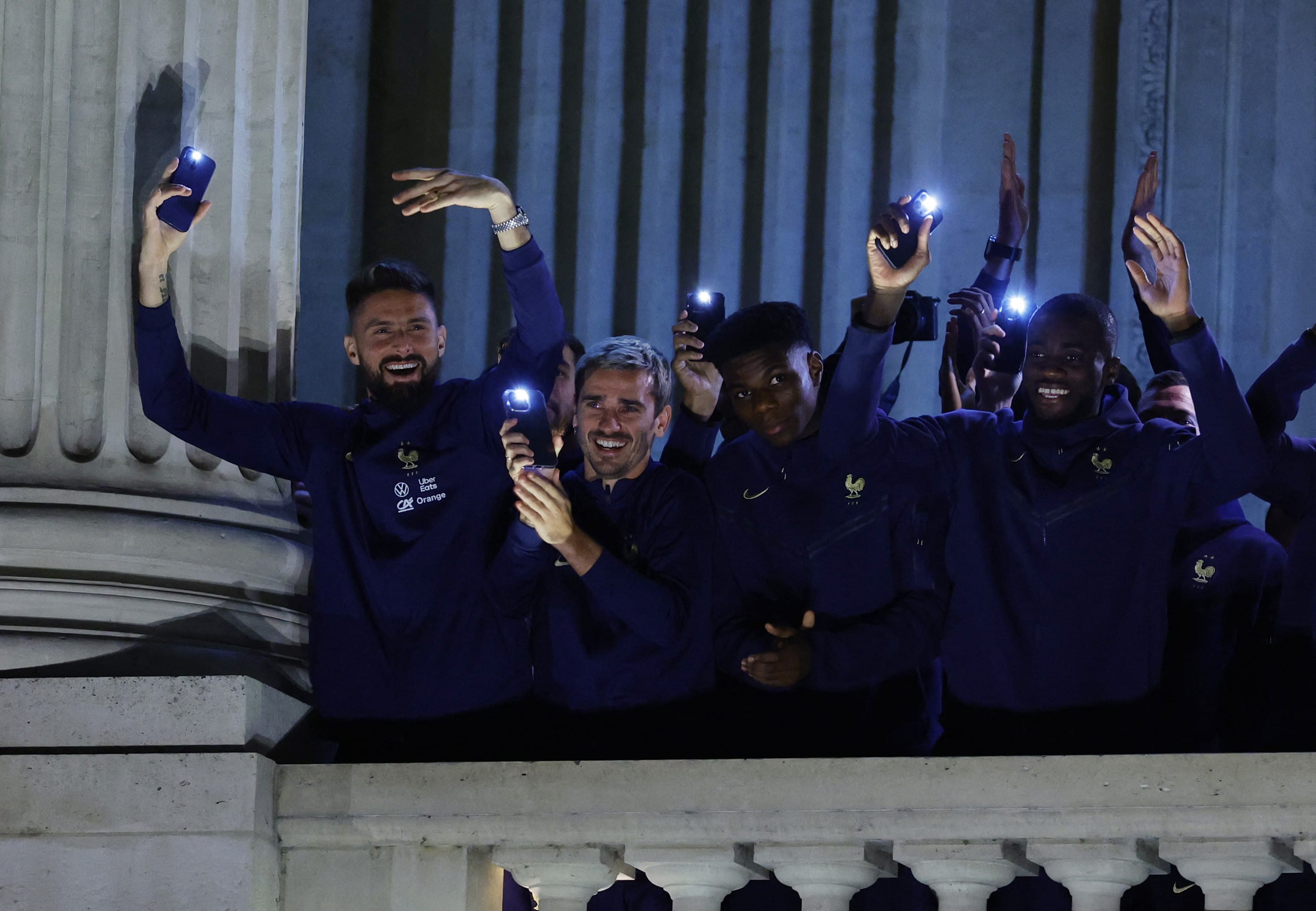 אורליאן טשואמני, אנטואן גריזמן, אוליבייה ז'ירו שחקני נבחרת צרפת מודים לאוהדים