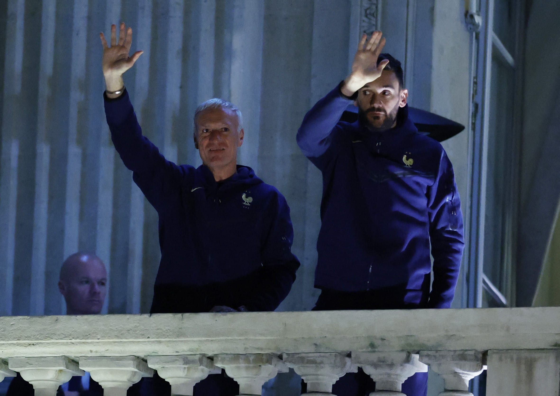 הוגו לוריס קפטן נבחרת צרפת עם מאמנו דידייה דשאן מודים לאוהדים