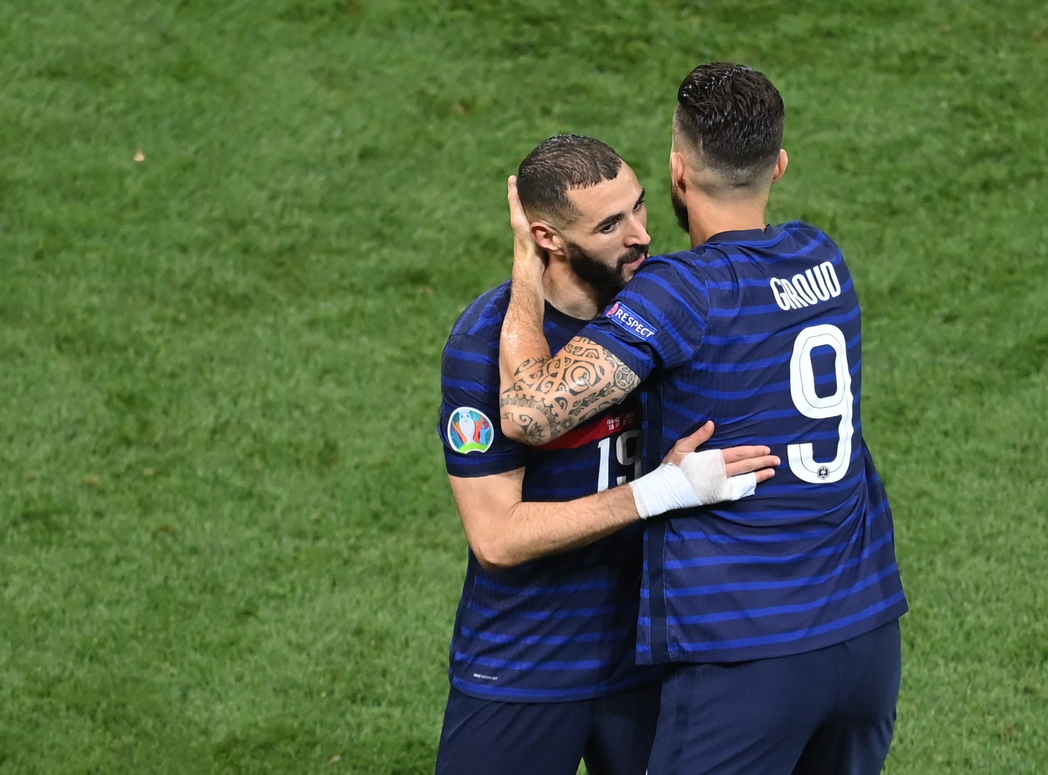 קארים בנזמה שחקן נבחרת צרפת עם אוליבייה ז'ירו