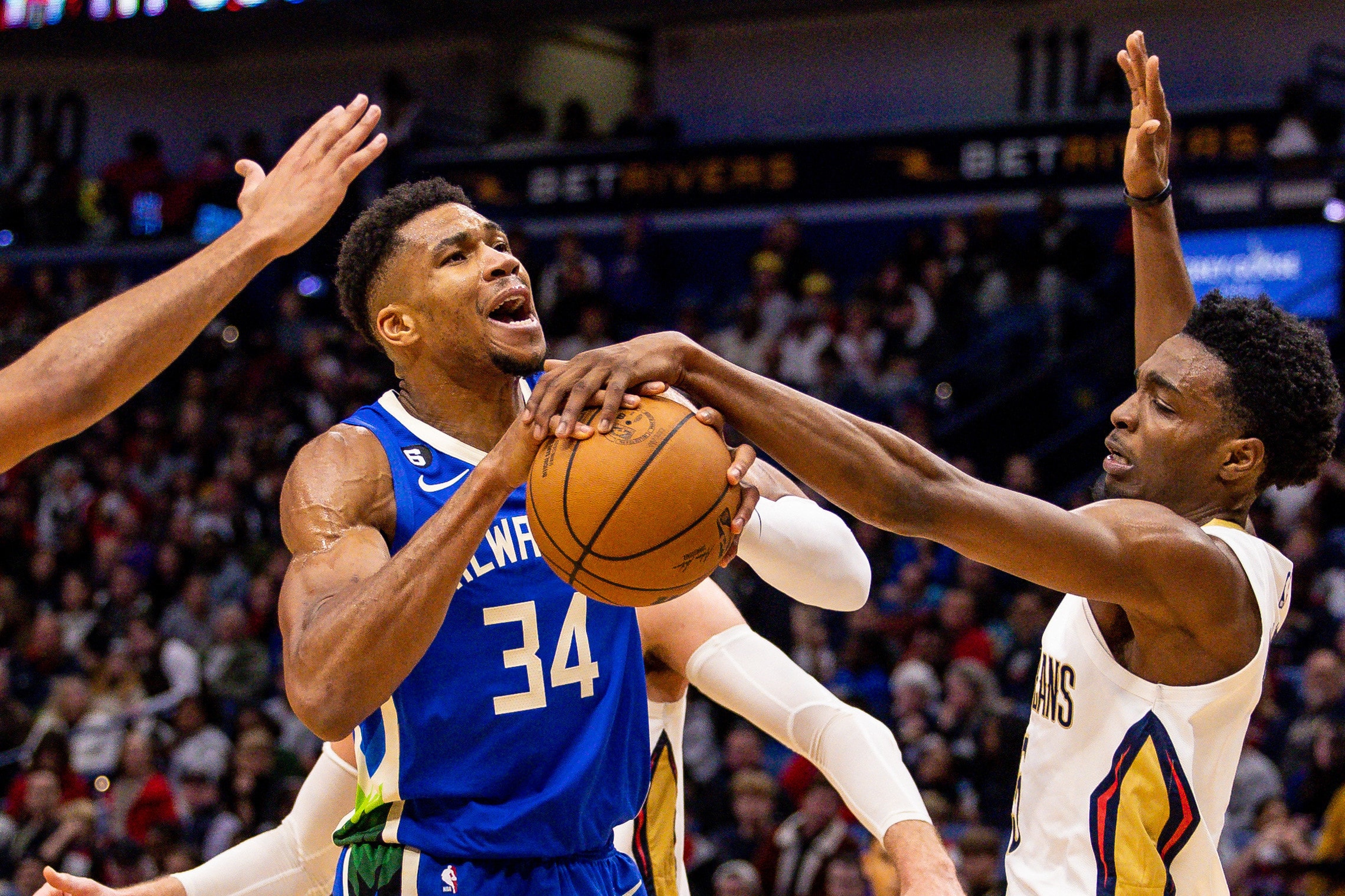 שחקן מילווקי באקס יאניס אנטטוקומפו מול שחקן ניו אורלינס פליקנס הרב ג'ונס