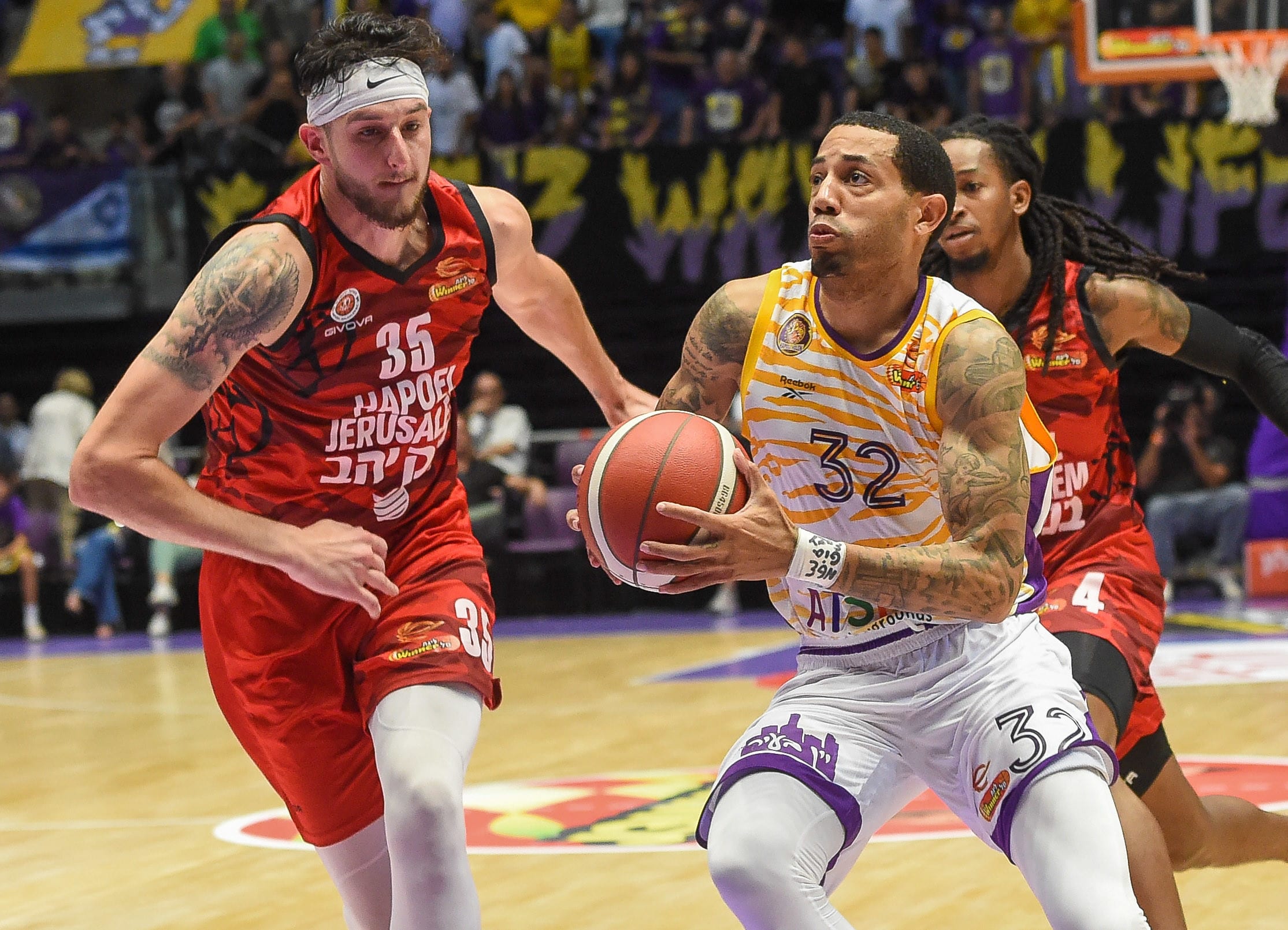 שחקן הפועל חולון אריק גרין לצד שחקן הפועל ירושלים זאק הנקינס