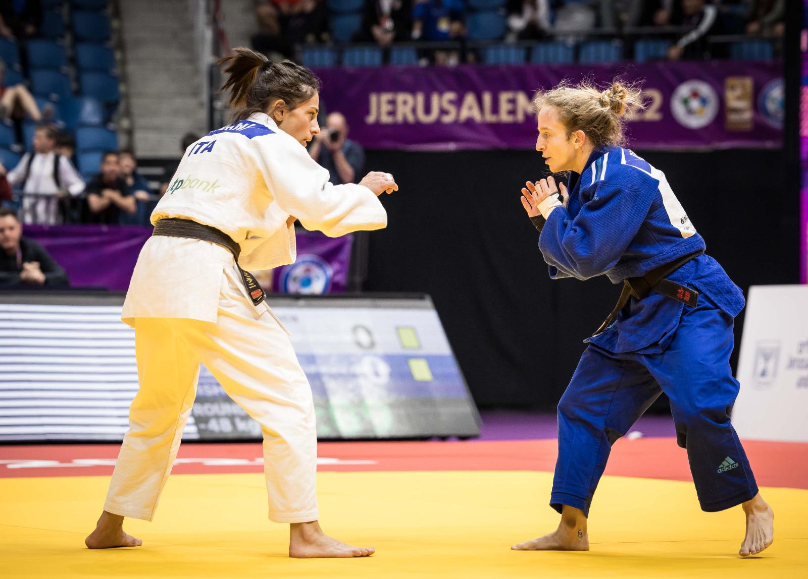 הג'ודוקא שירה ראשוני (ימין) מול פרנצ'סקה מילאני, מאסטרס ירושלים 2022