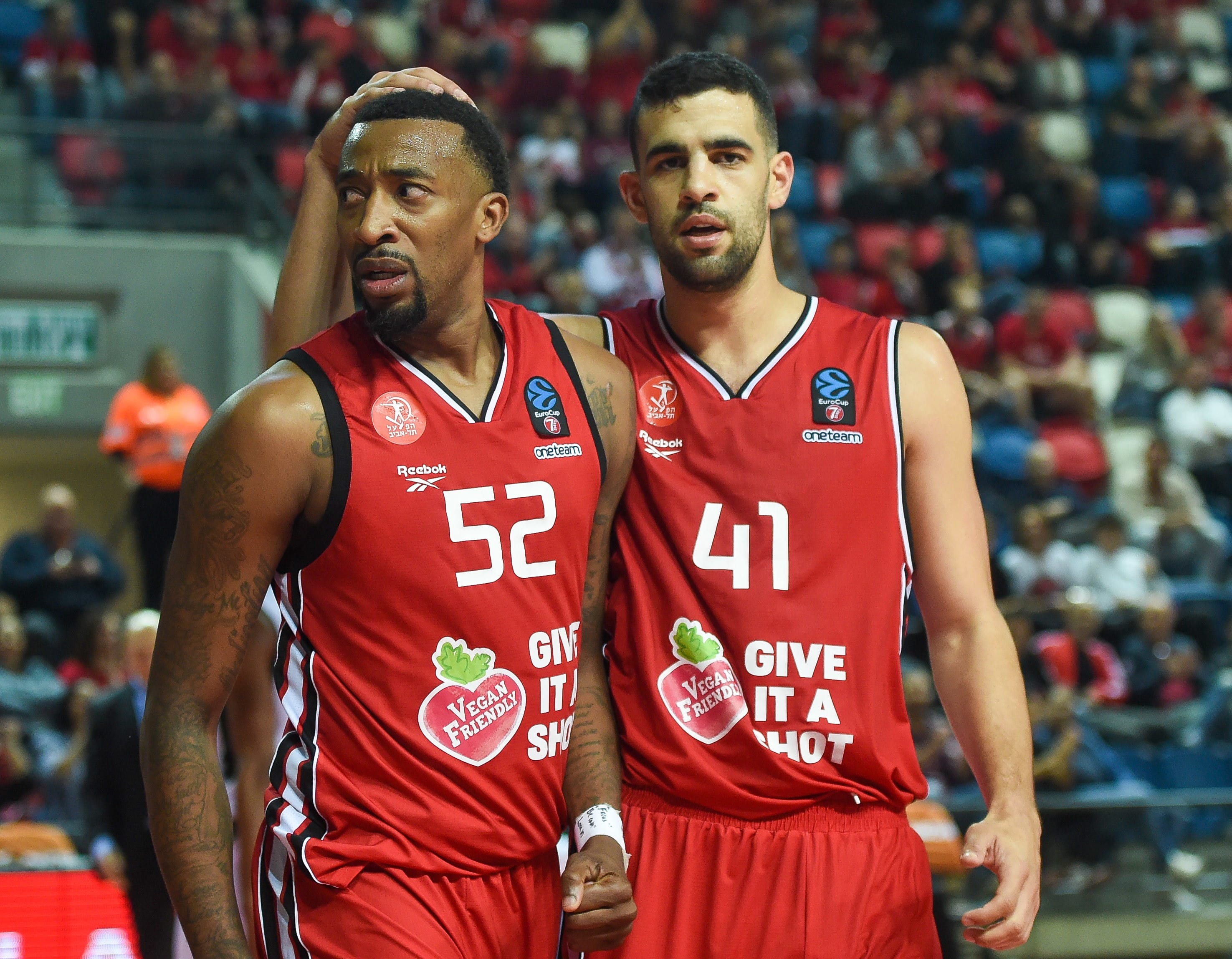 ג'ורדן מקריי, שחקן הפועל תל אביב לצד תומר גינת