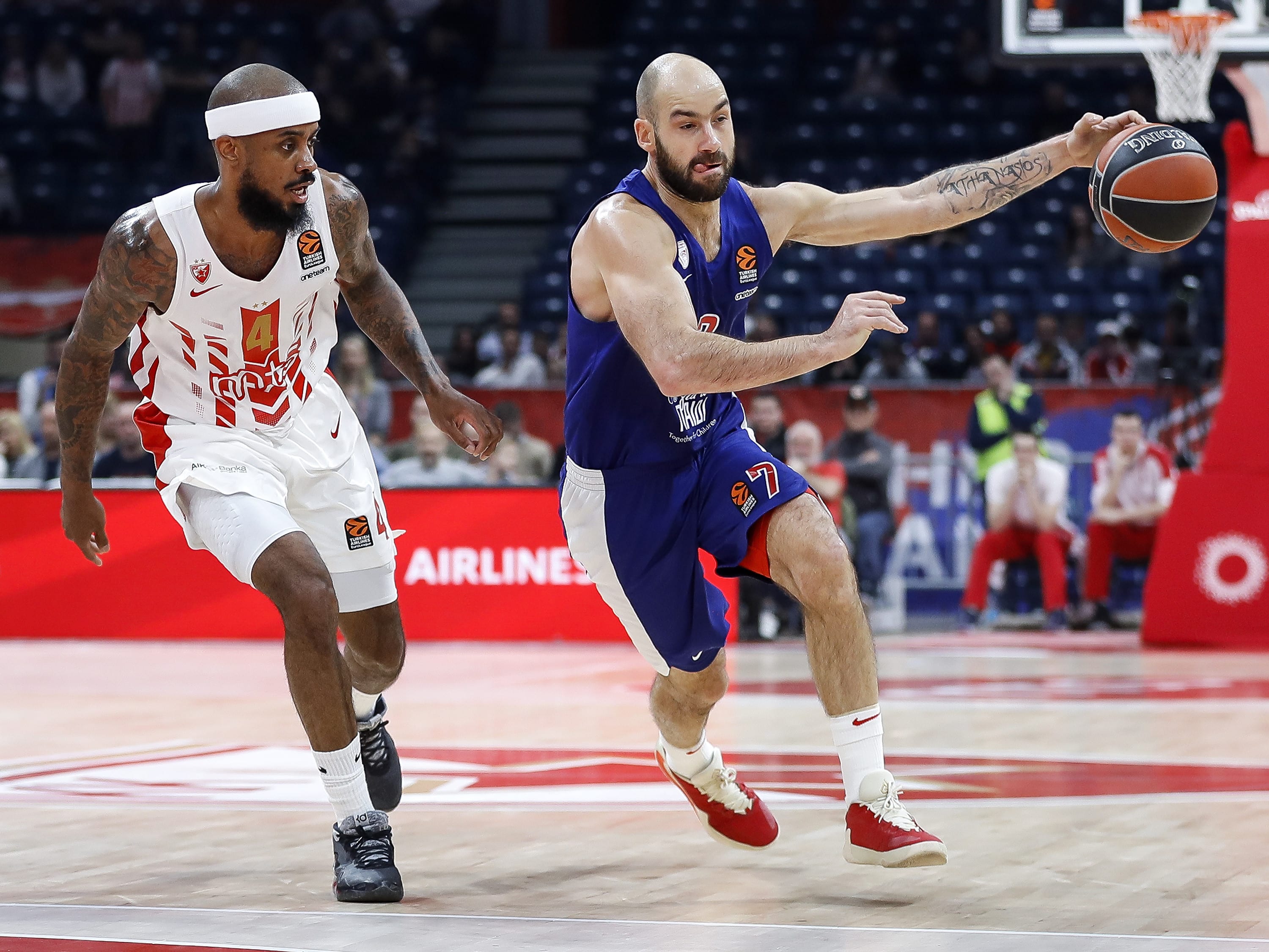 ואסיליס ספאנוליס שחקן אולימפיאקוס מול לורנזו בראון שחקן הכוכב האדום בלגרד