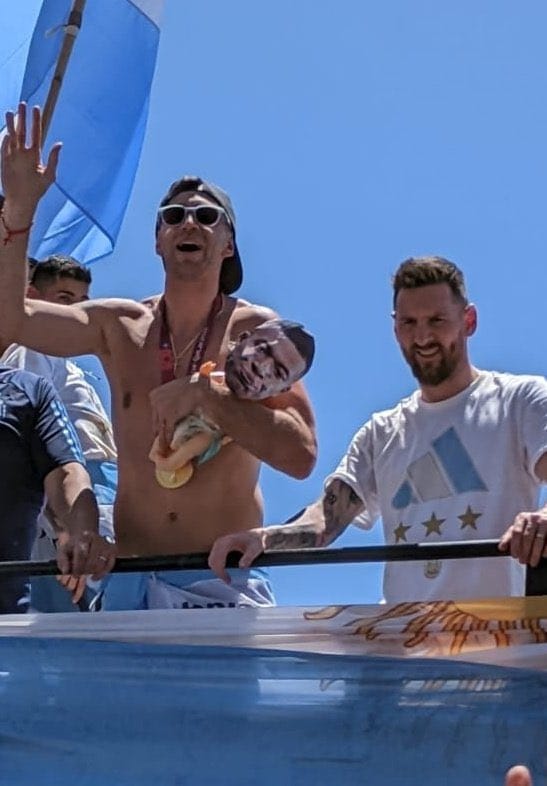 אמיליאנו מרטינס ליאונל מסי במצעד הניצחון