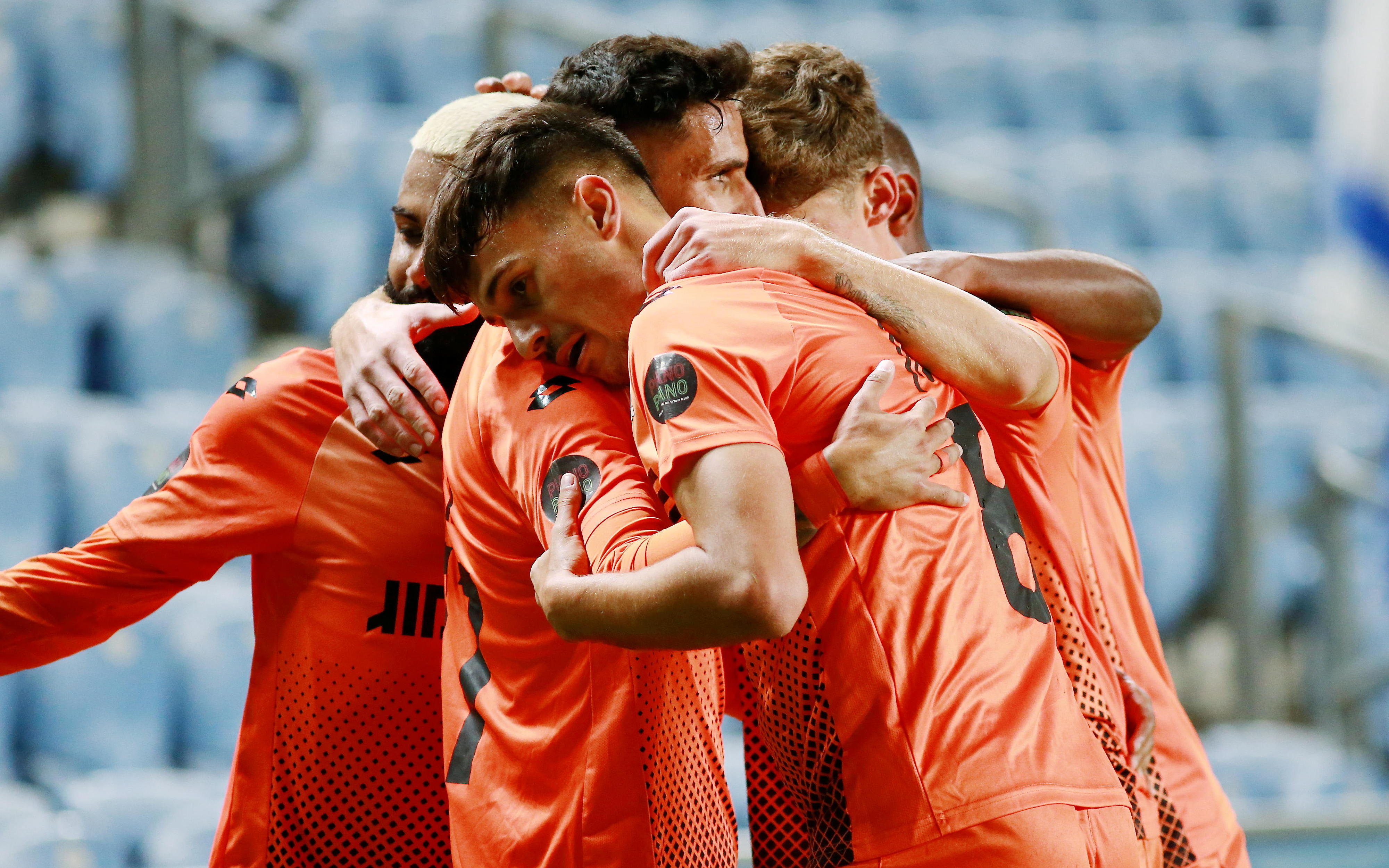 אור רויזמן עם אלמוג בוזגלו שחקני סקציה נס ציונה חוגגים