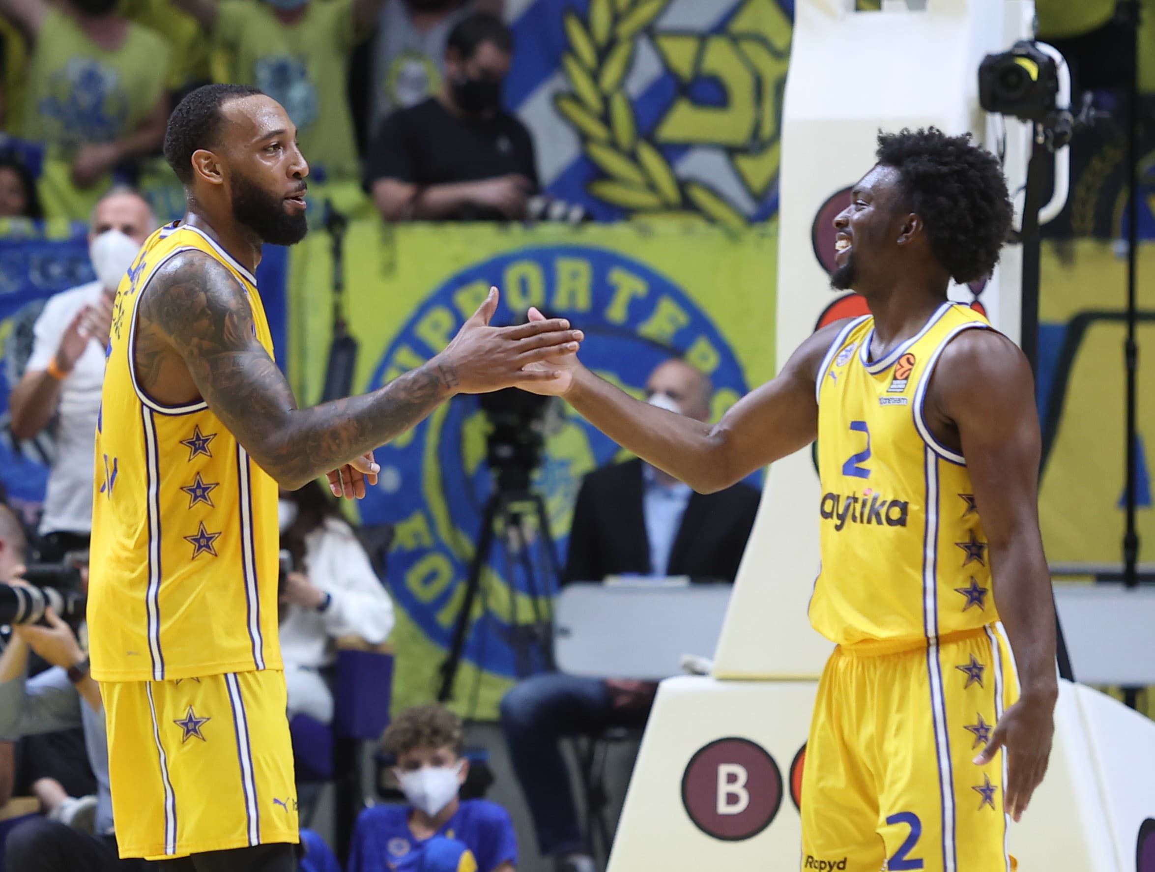 קינן אוואנס שחקן מכבי תל אביב עם דרק וויליאמס